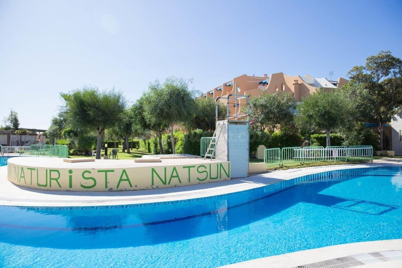 Planta baja en primera línea de playa en urbanización Naturista Natsun