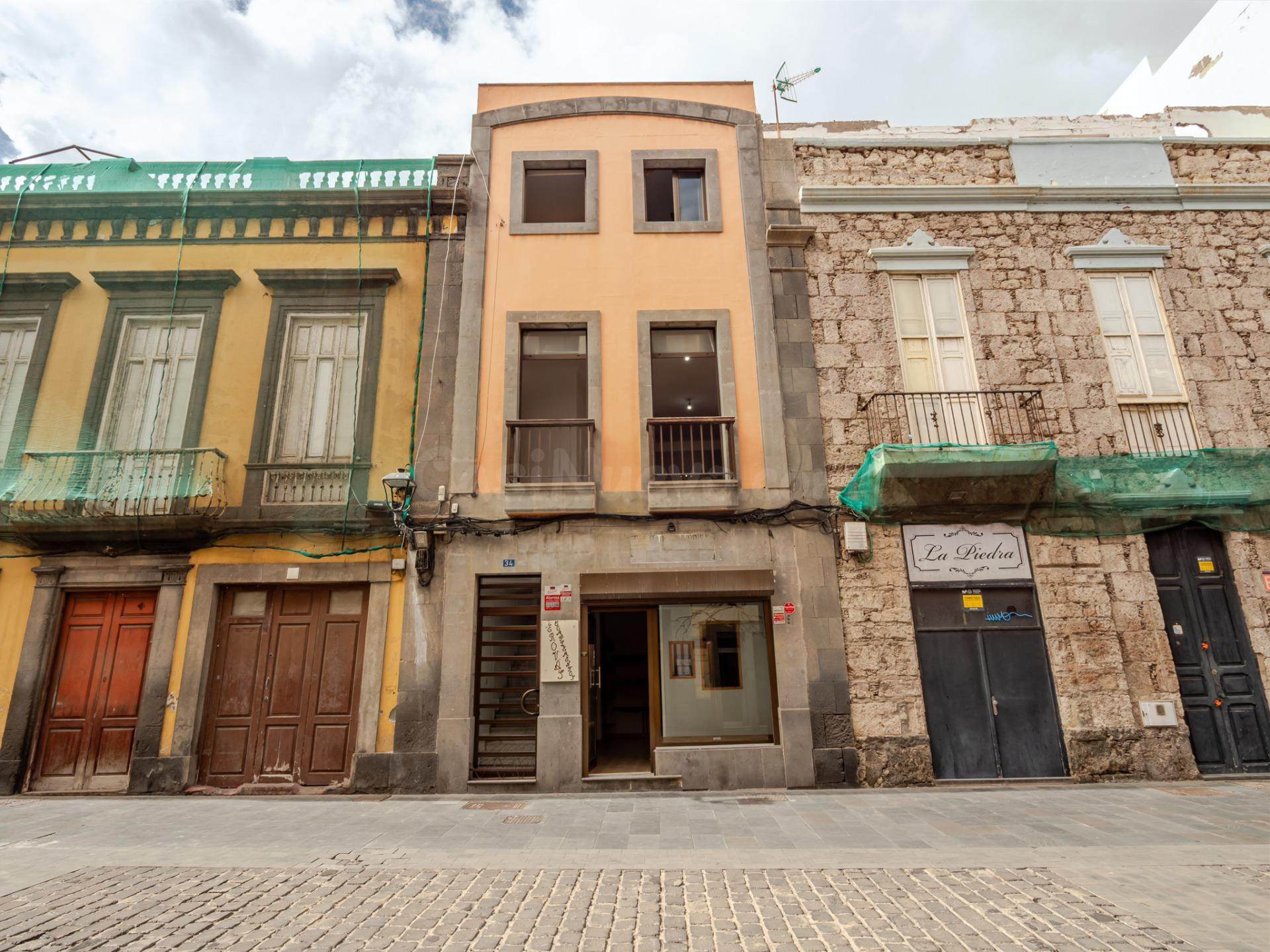 Edificio de uso mixto en calle Mendizábal