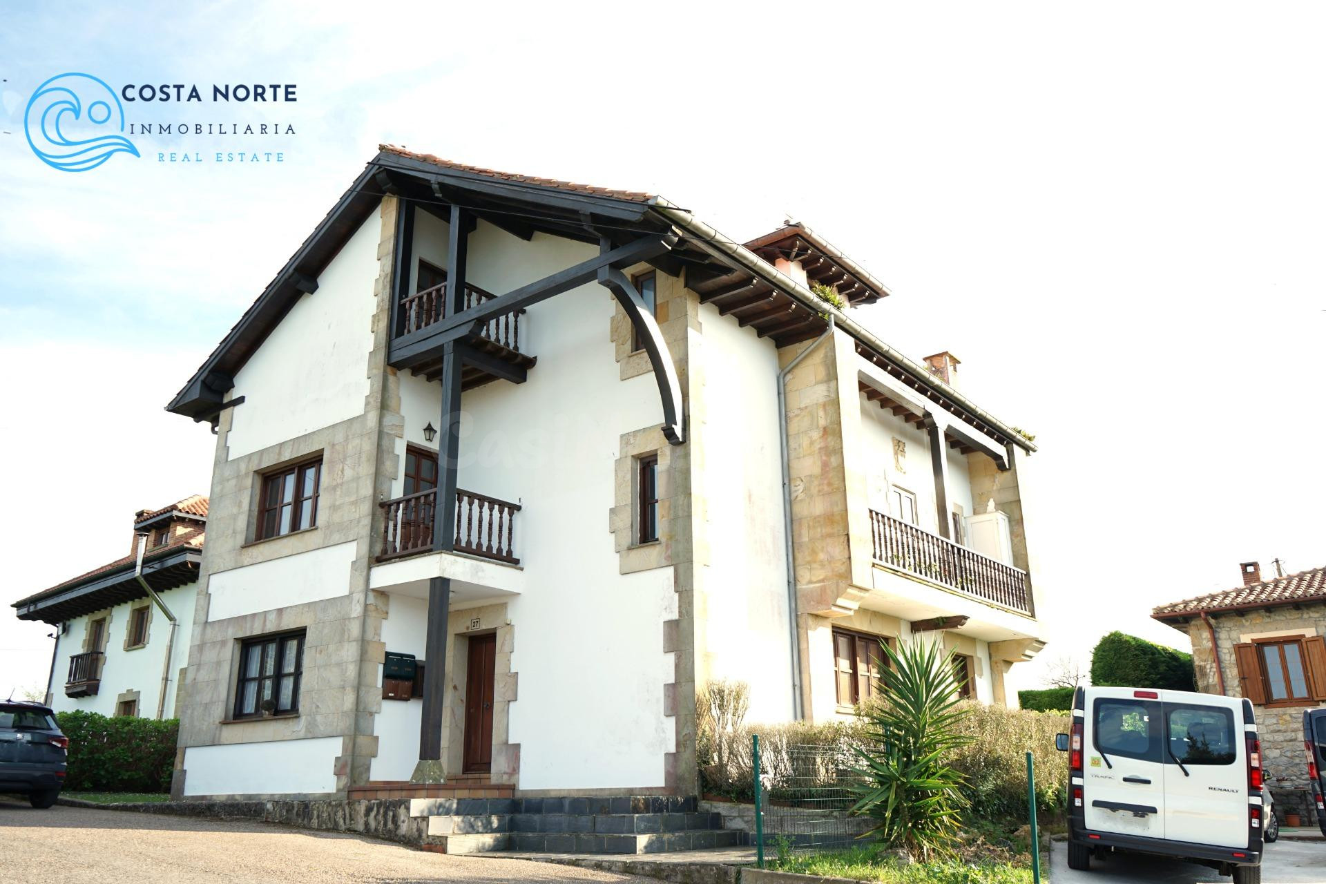 Apartamento de un dormitorio con jardín comunitario que lo rodea, en Santillana del Mar, Cantabria