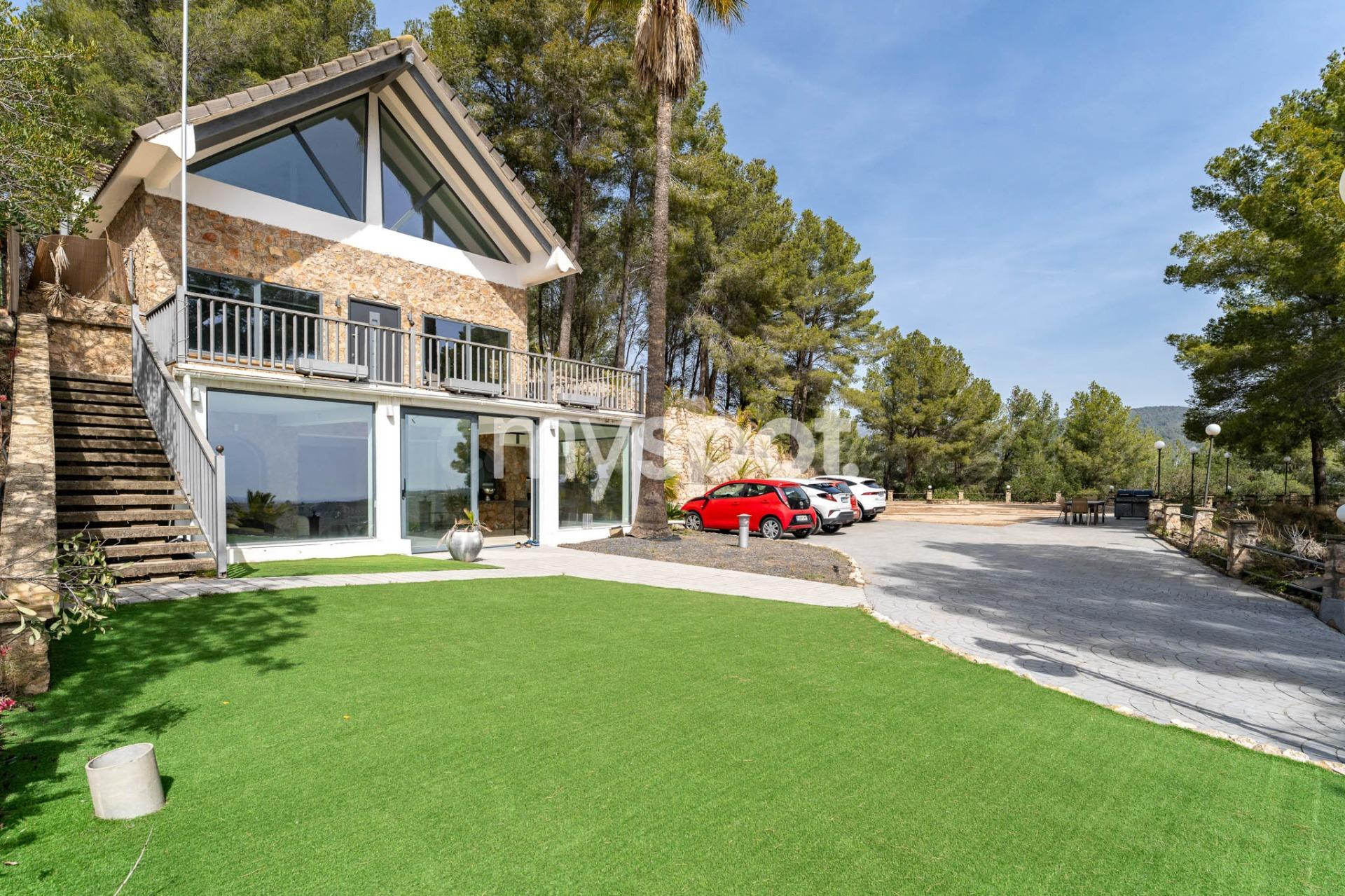 Villa mediterránea con casa de invitados con piscina y vistas al mar
