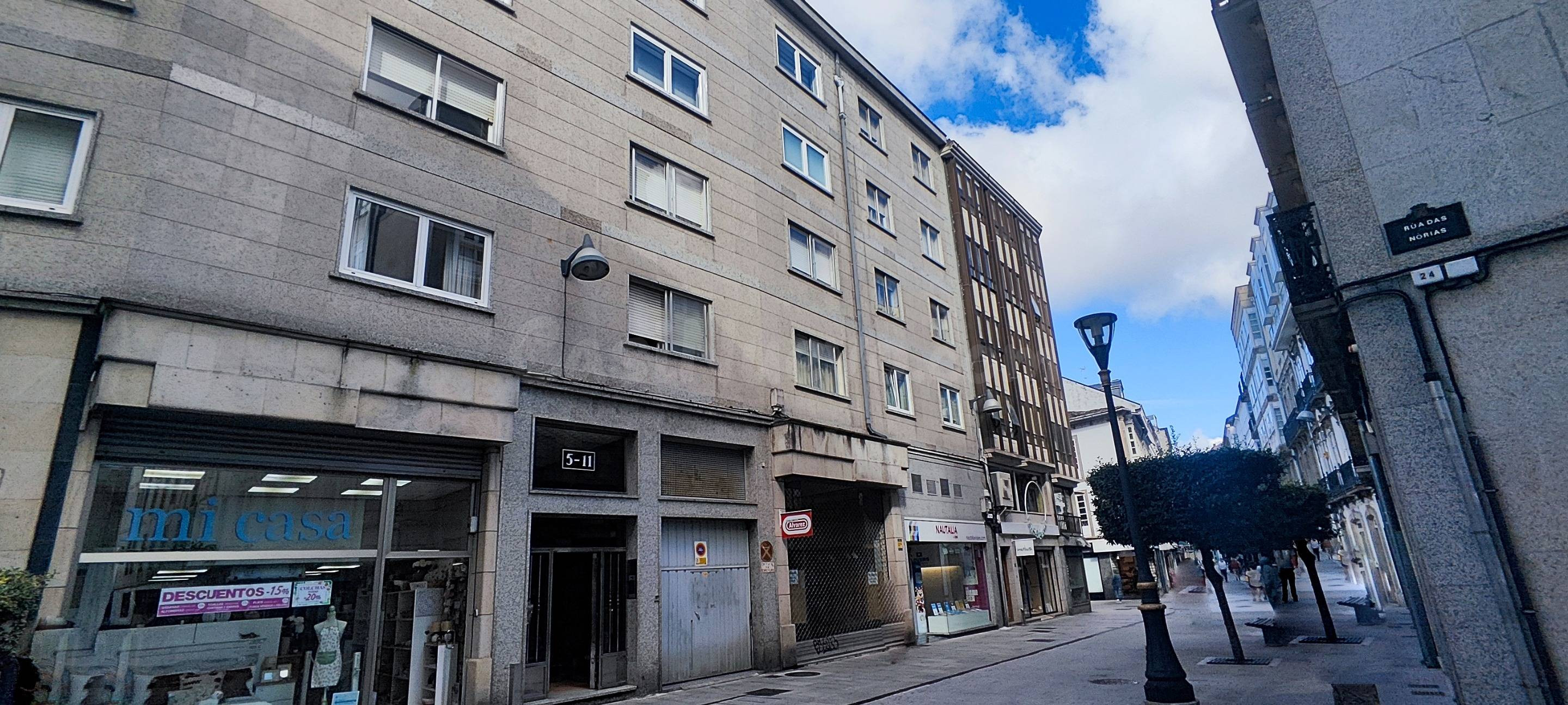 VIVIENDA CON GARAJE EN CALLE NOREAS
