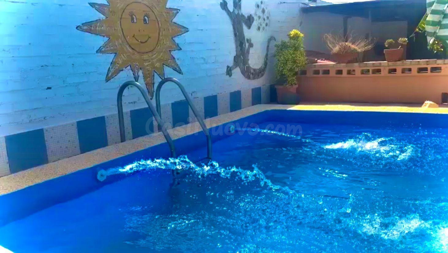 Dos Hermanas Ctra de Utrera. Excelente habitación en chalet privado se alquila. Piscina propia.