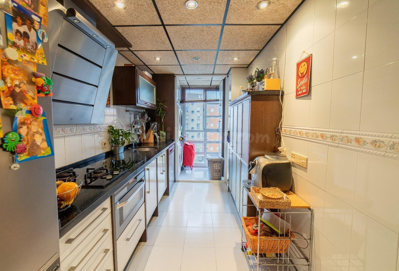 Nervión Santa Justa. Excelente vivienda familiar de 3 habitaciones 2 baños se vende. Piscina.