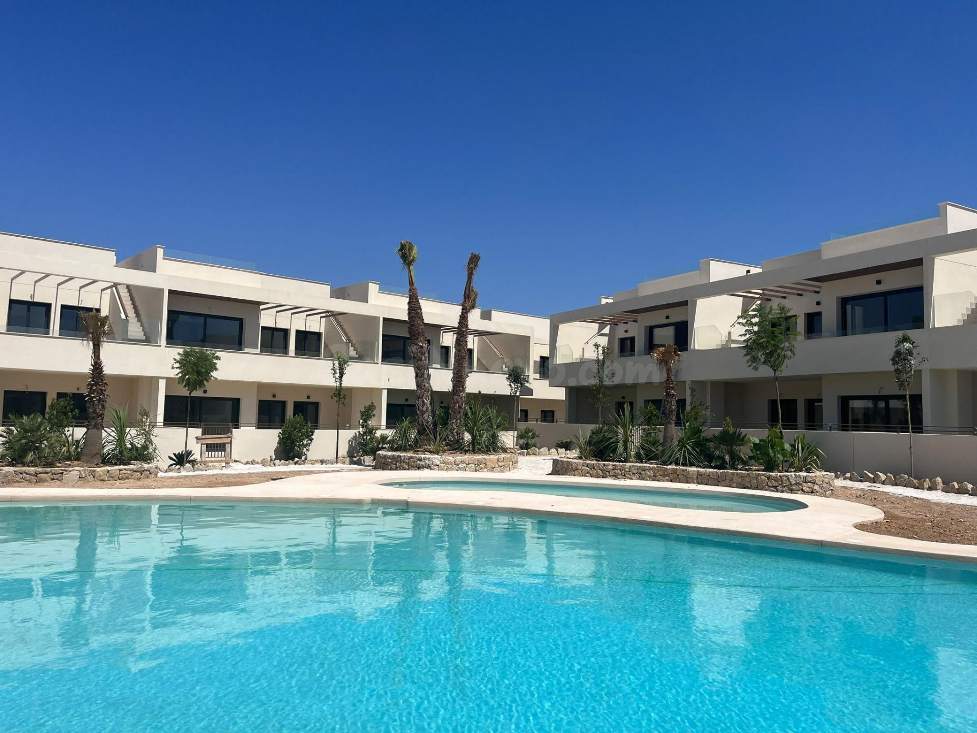 BUNGALOW ( NUEVO) DE 2 DORMITORIOS 2 BAÑOS EN TORREVIEJA CERCA DE LA PLAYA