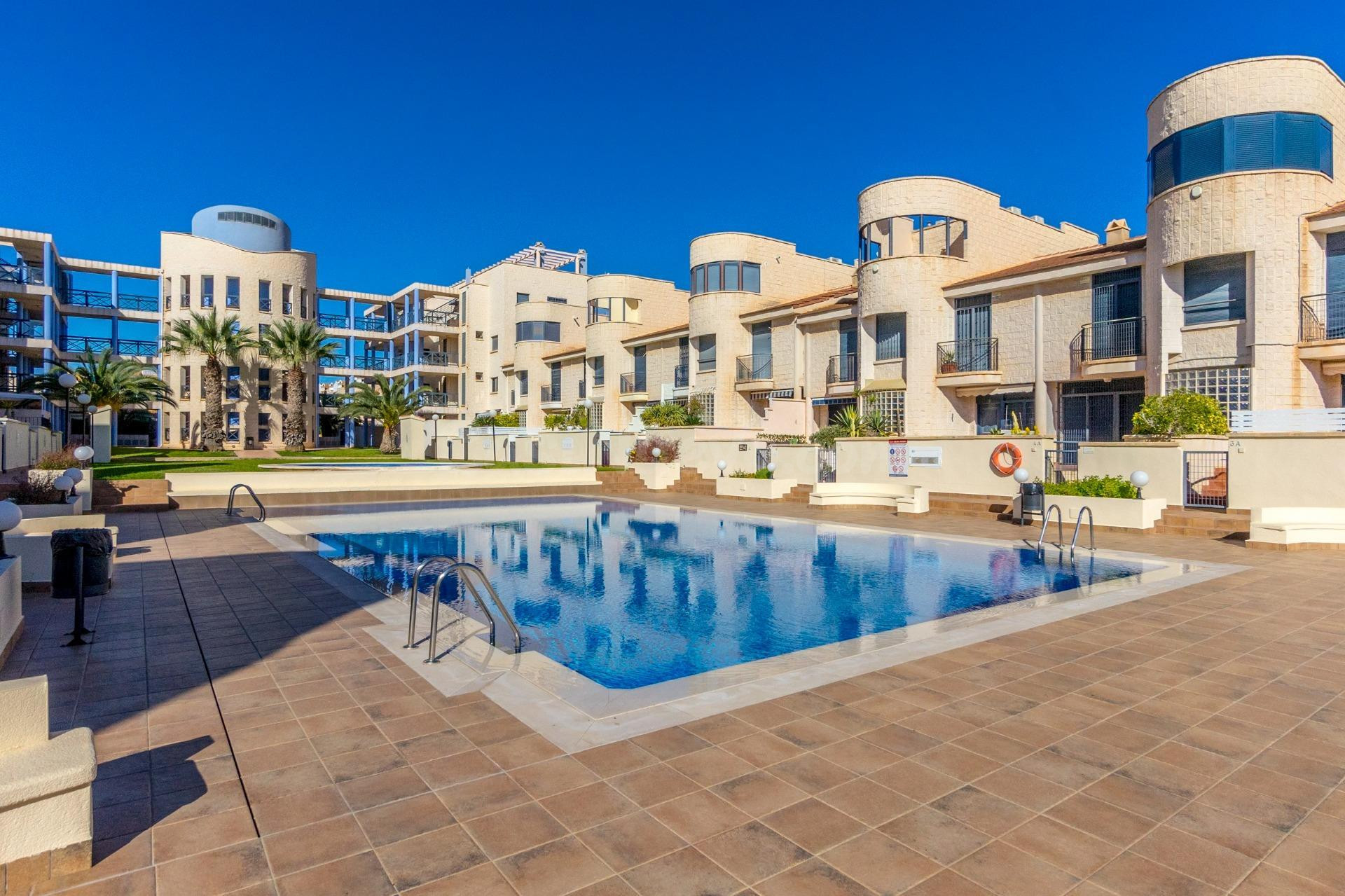 APARTAMENTO DE 4 DORMITORIOS 2 BAÑO Y 1 ASEO EN ORIHUELA COSTA ( CABO ROIG )