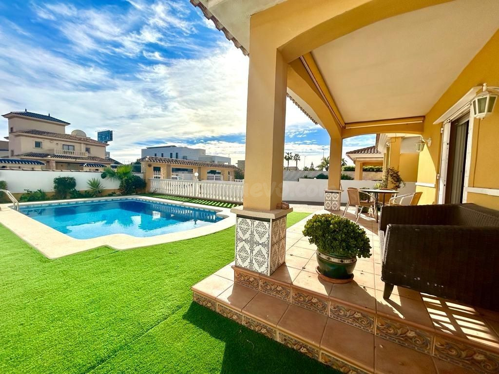 CHALET DE 4 DORMITORIOS 2 BAÑOS EN  ORIHUELA COSTA ( LA ZENIA )