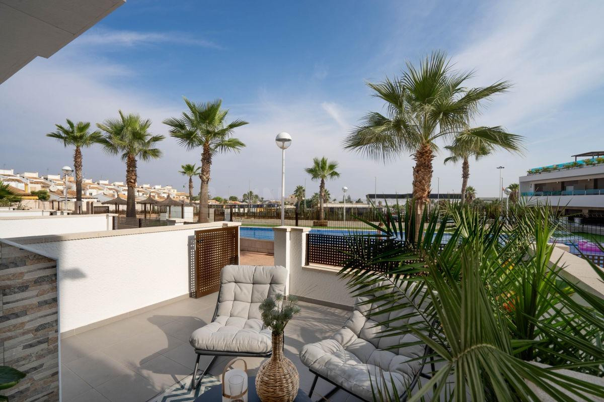 ADOSADO DE 3 DORMITORIOS 2 BAÑOS EN LOS BALCONES ( TORREVIEJA )