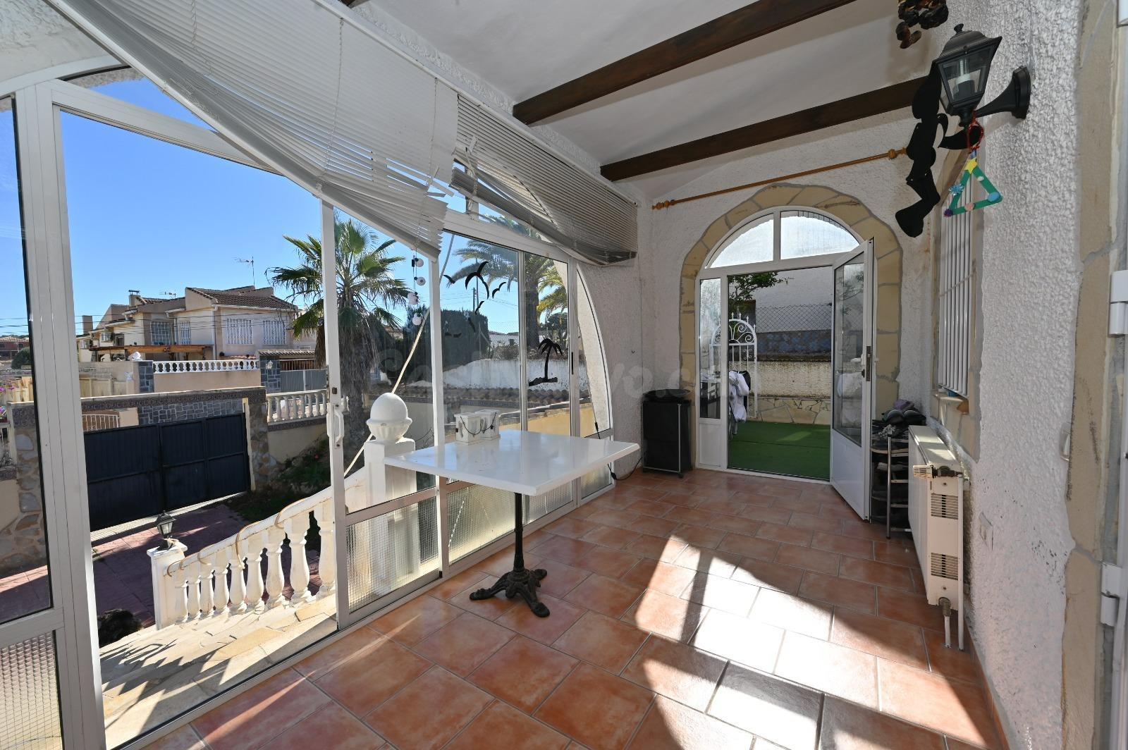 SE VENDE CHALET ADOSADO  EN LOS BALCONES (ORIHUELA COSTA)