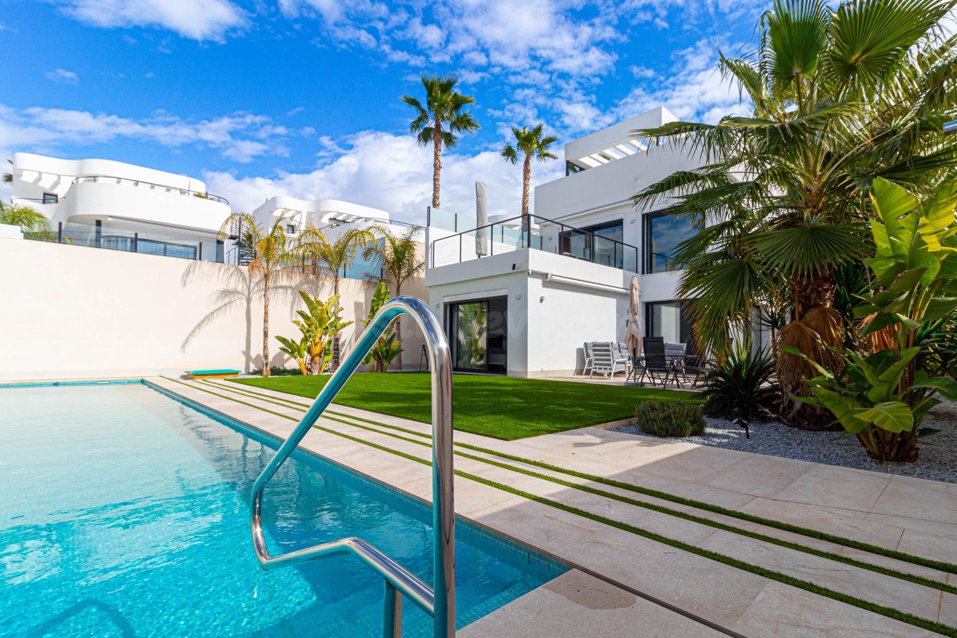VILLA EN SAN FULGENCIO (ALICANTE)