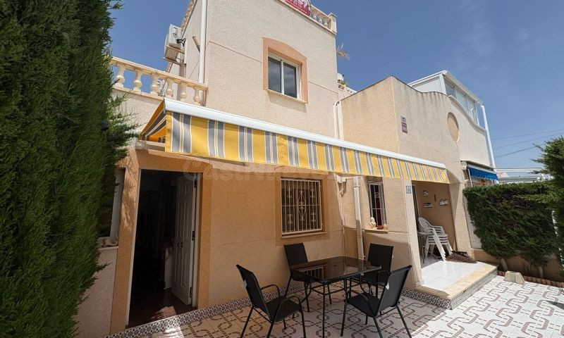 ADOSADO DE 3 DORMITORIOS 2 BAÑOS EN TORREVIEJA ( LOS BALCONES )
