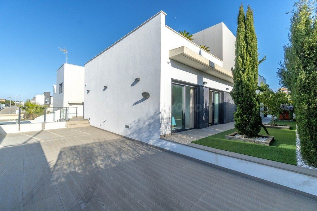 VILLA DE 4 DORMITORIOS 3 BAÑOS EN CAMPO AMOR ( ORIHUELA COSTA )