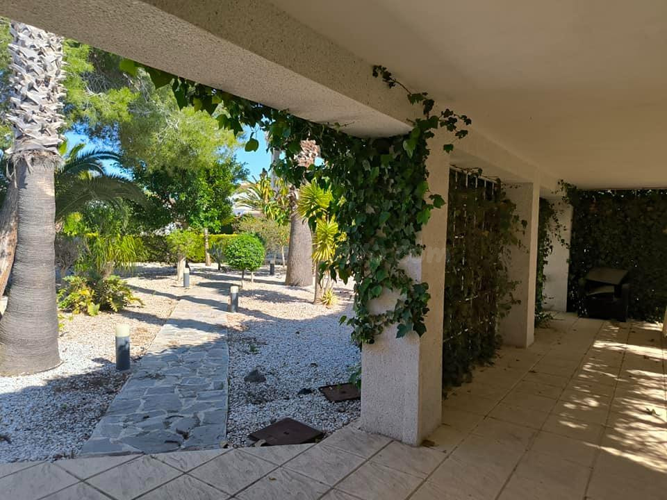 CHALET DE 4 DORMITORIOS  2 BAÑOS EN CHAPARAL ( TORREVIEJA )
