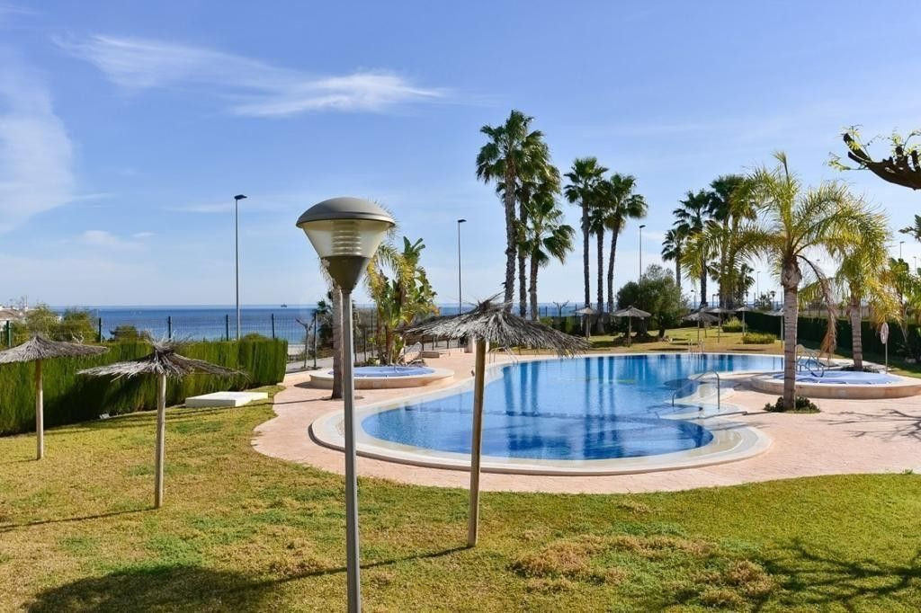 APARTAMENTO DE 2 DORMITORIOS Y 1 BAÑO EN MIL PALMERAS (ORIHUELA COSTA)