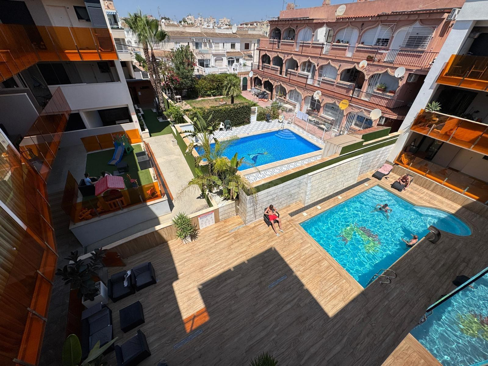 APARTAMENTO EN TORREVIEJA DE 158 M2 CON GARAJE INCLUIDO. 3 DORMITORIOS. 2 BAÑOS. PISCINA. SAUNA. ZONA INFANTIL. BARBACOA.