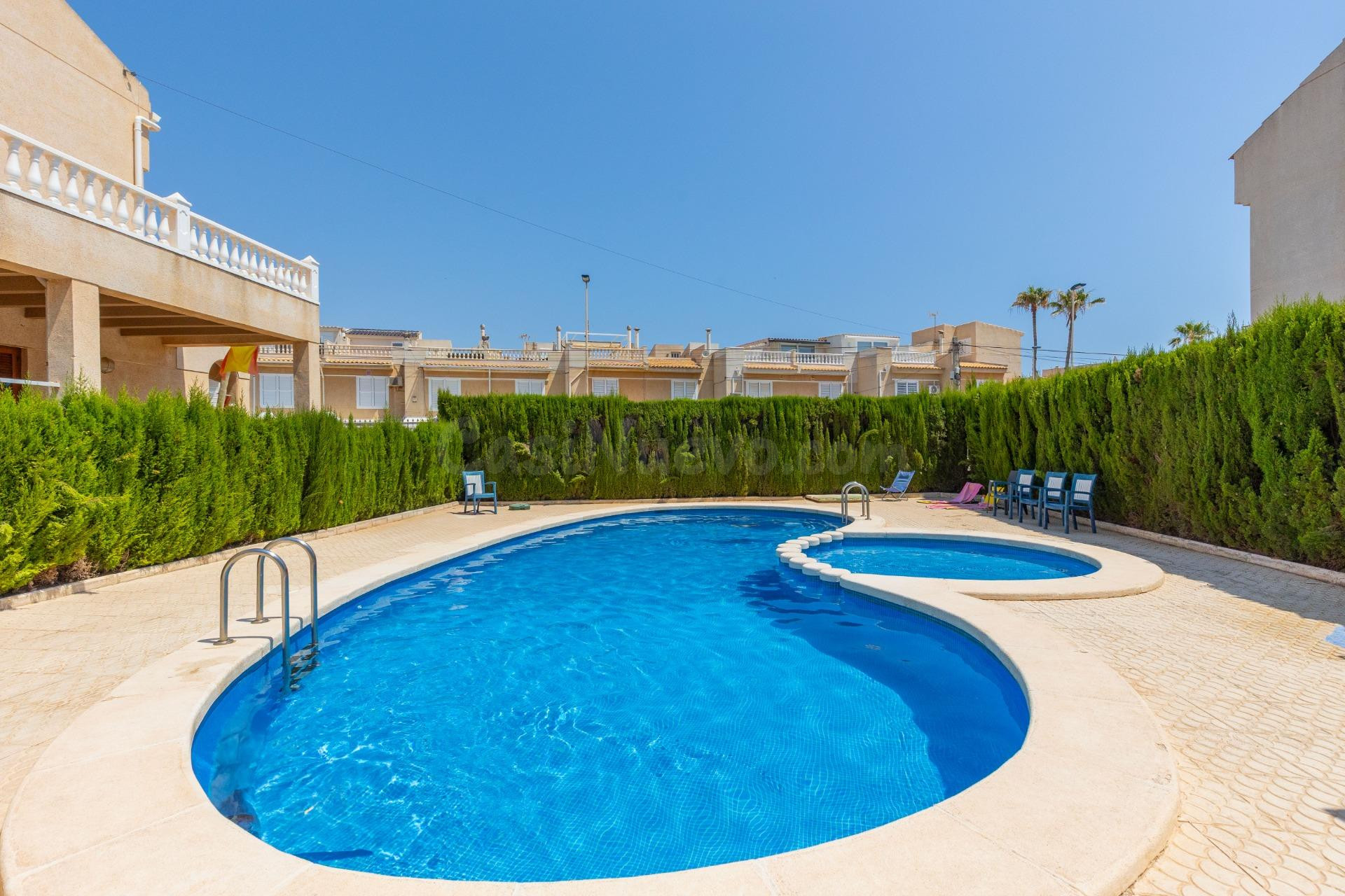 Adosado de 3 Plantas con Terrazas, Jardín y Parking Privado en Torrevieja