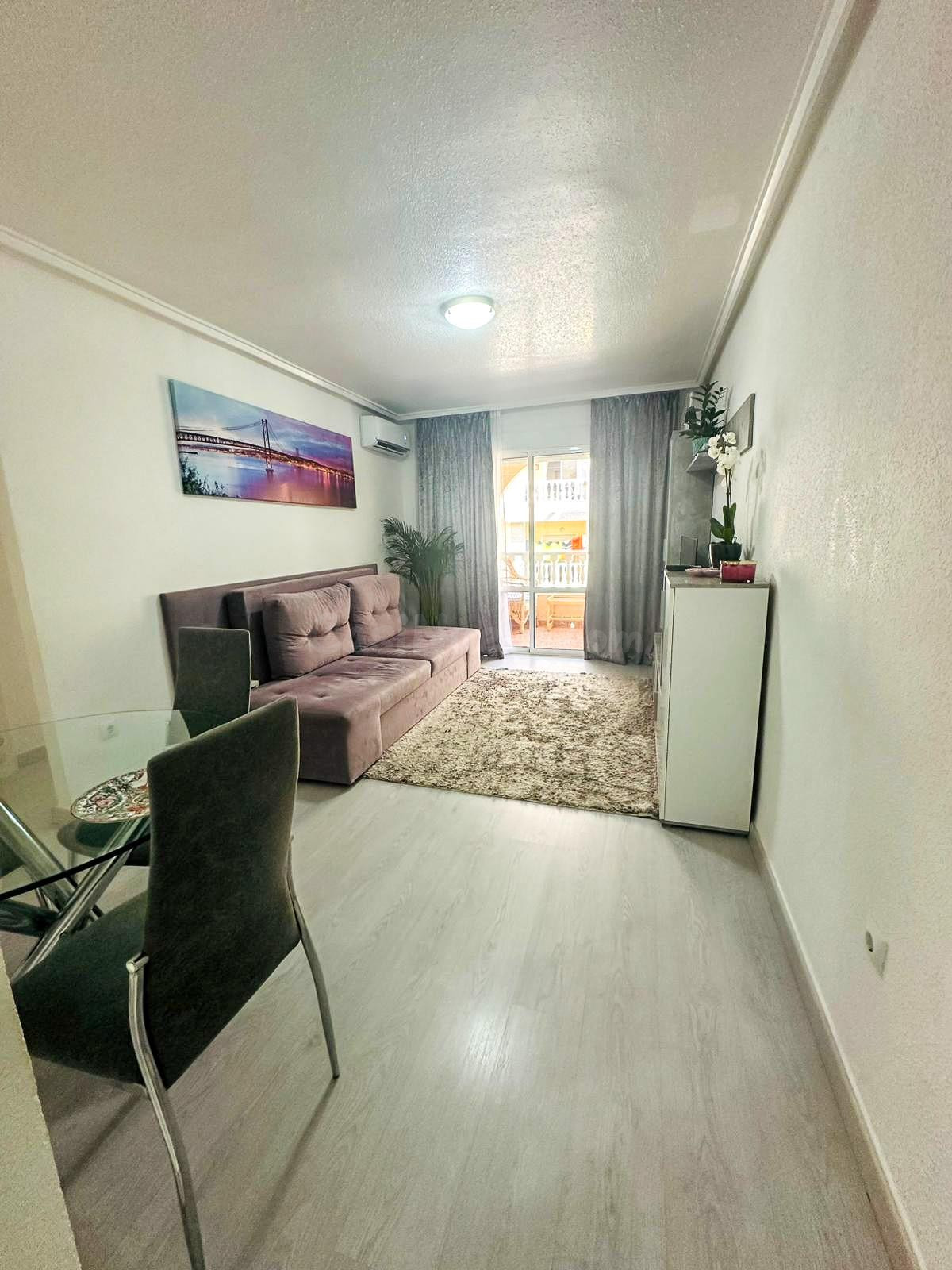 Apartamento en Torrevieja de 2 dormitorios, 1 baño con Piscina en Urbanización cerca de Parque de las Naciones