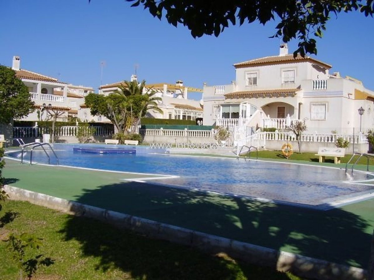 CHALET INDEPENDIENTE - TORRE DEL MORO DE 3 DORMITORIO 2 BAÑOS EN TORREVIEJA