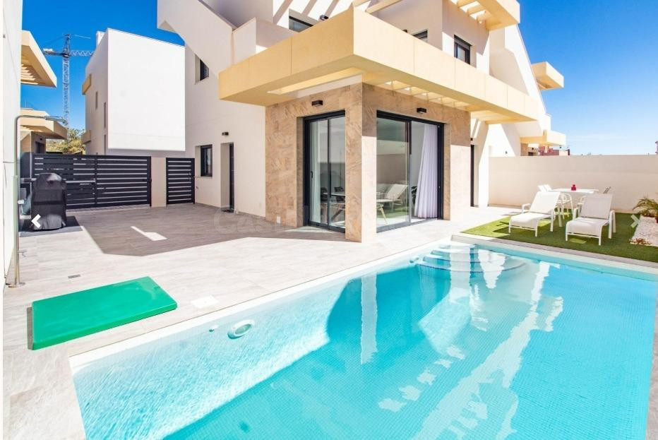 VILLA DE 3 DORMITORIOS Y 2 BAÑOS EN LOS MONTESINOS (ALICANTE)
