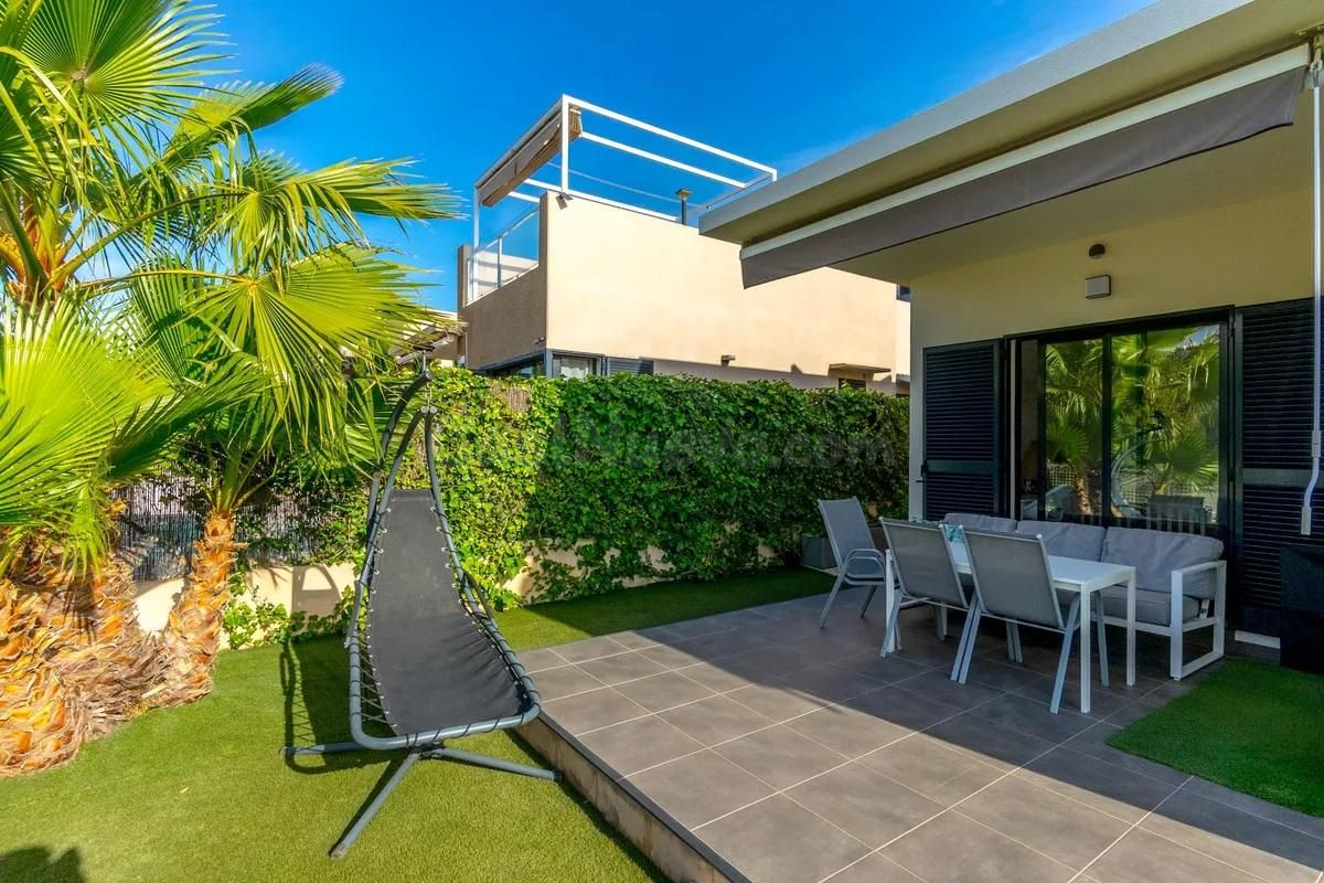 ¡Chalet Independiente de Lujo con Piscina Privada en La Zenia (Orihuela Costa ) por solo 499.000€!