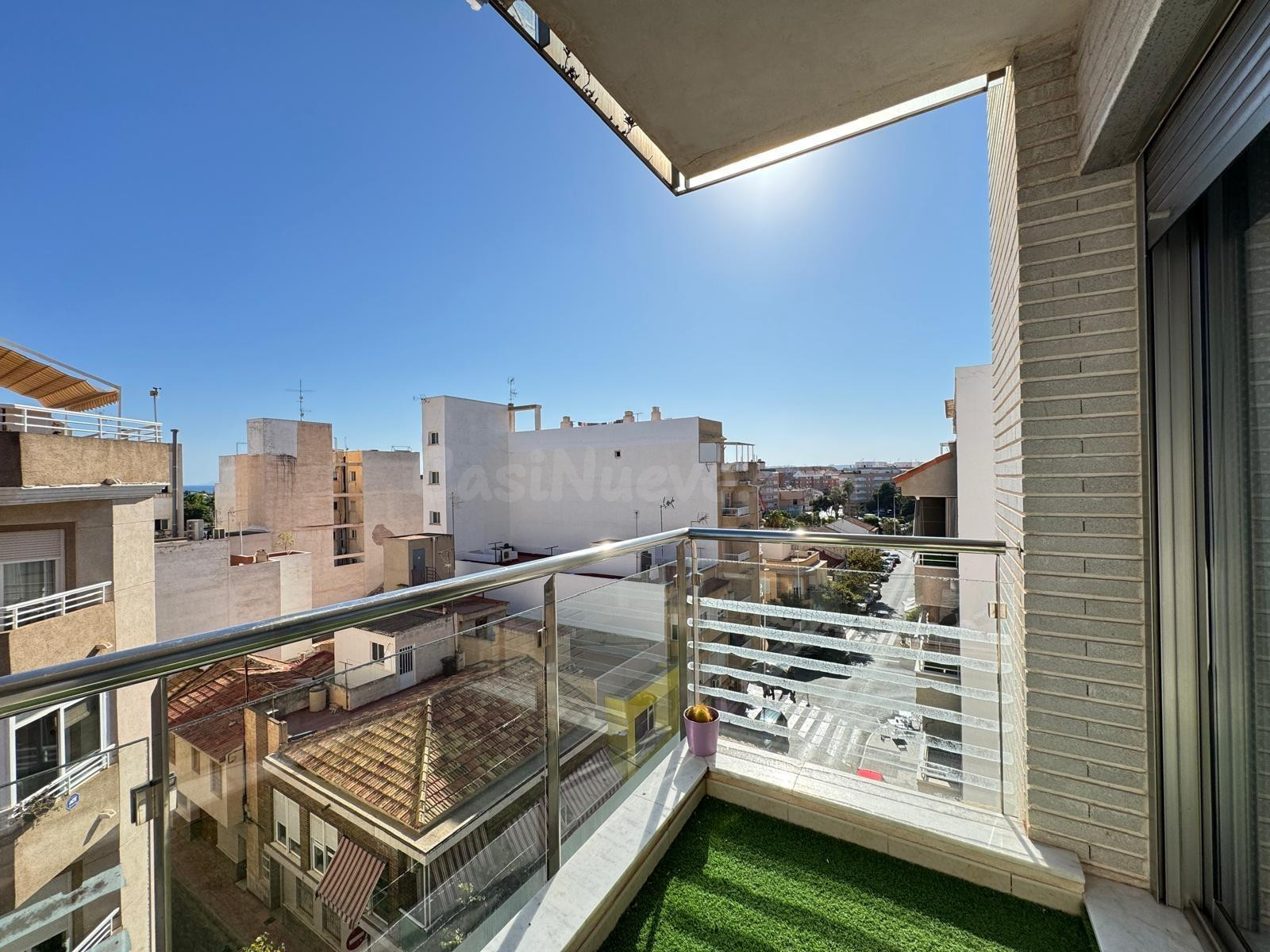 APARTAMENTO EN TORREVIEJA A 500 METROS DE LA PLAYA DE 3 DORM. 2 BAÑOS. 112 M2 SUPERFICIE. (PARKING OPCIONAL)