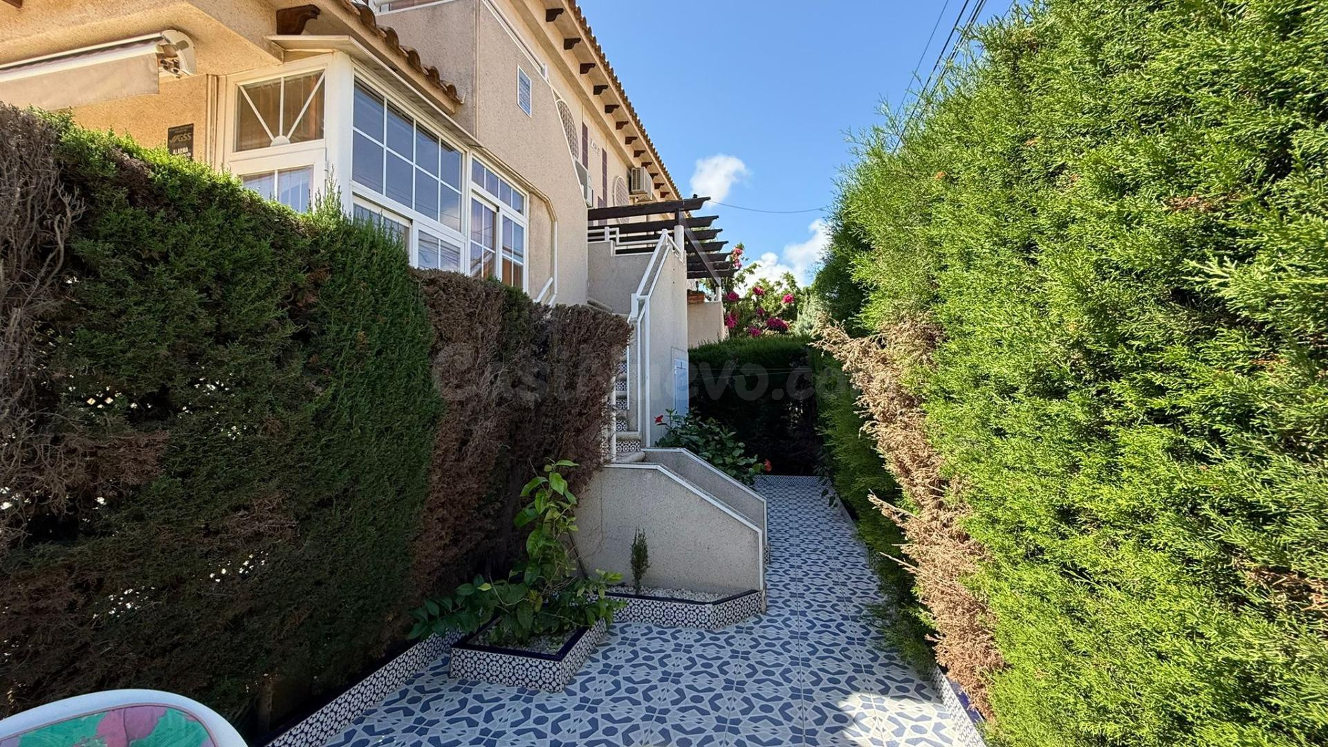 Exclusivo bungalow en planta alta con 2 dormitorios, 1 baño, piscina y sótano en Torrevieja