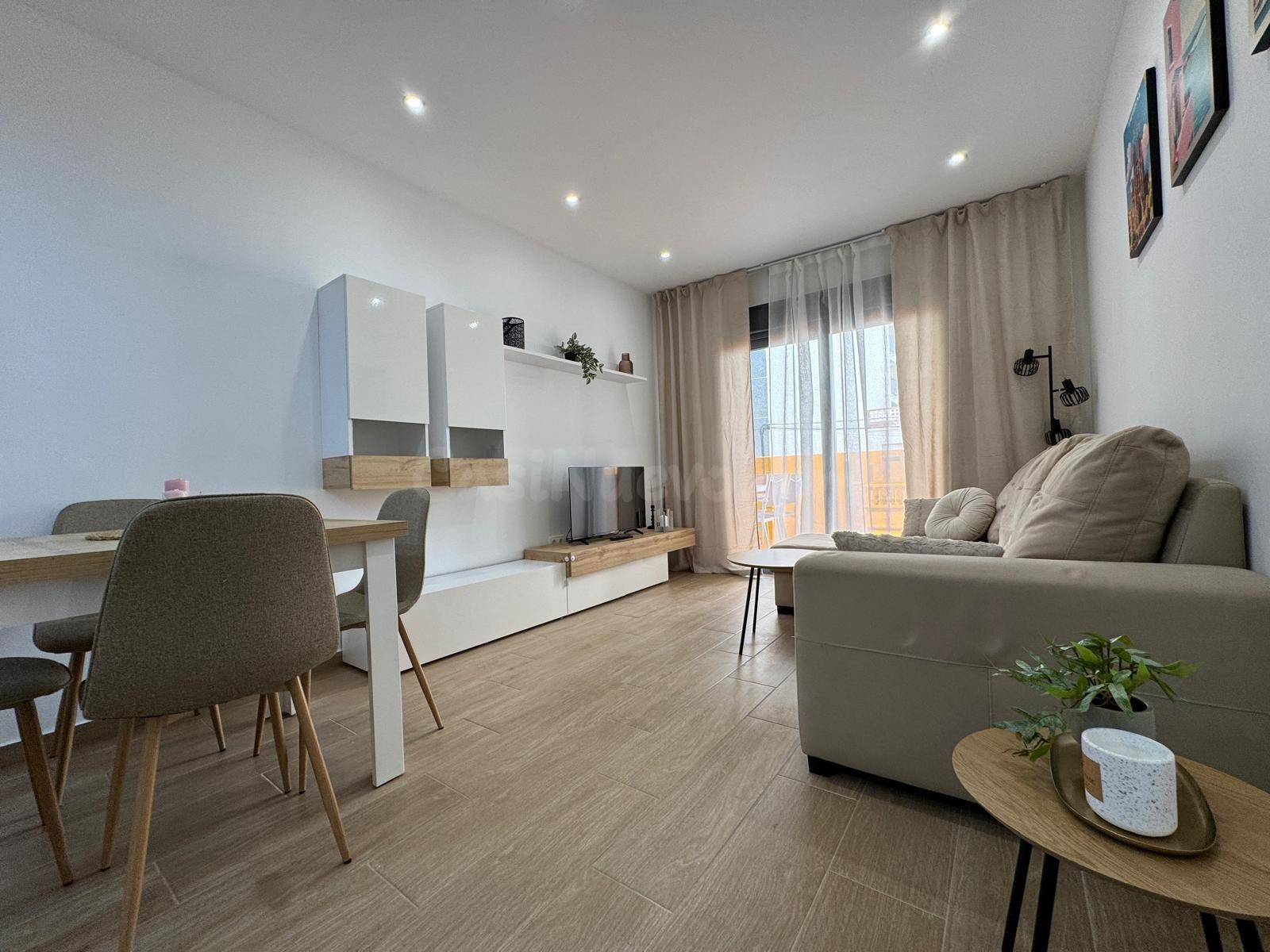 SEMINUEVO APARTAMENTOO EN TORREVIEJA CON SUPERFICIE 87 M2. PISCINA. ZONA CHILL-OUT CON BARBACOA. SAUNA. 2 DORM. 2 BAÑOS.