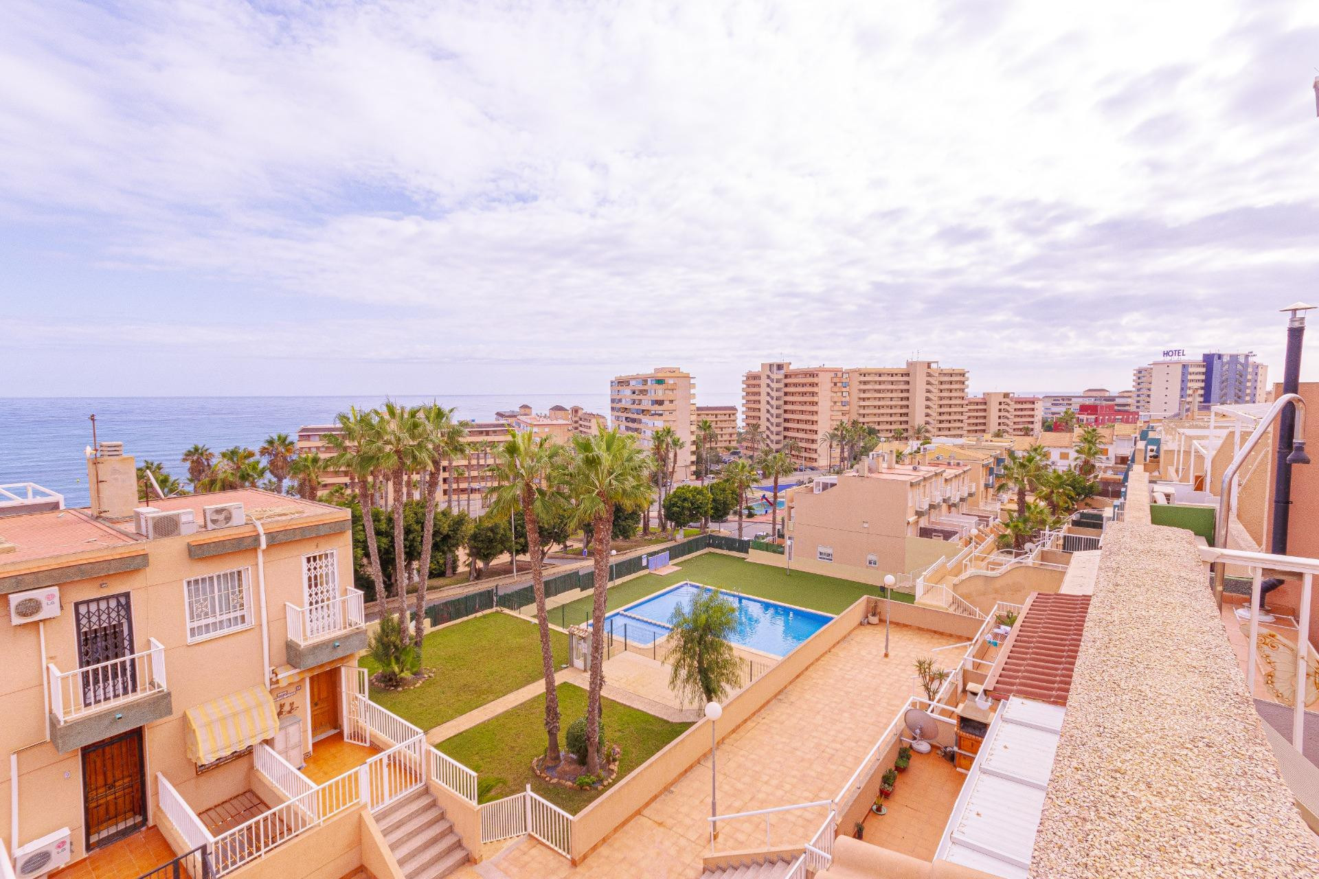 SE ALQUILA APARTAMENTO CON VISTAS AL MAR DE 2 DORMITORIOS Y 2 BAÑOS EN TORREVIEJA