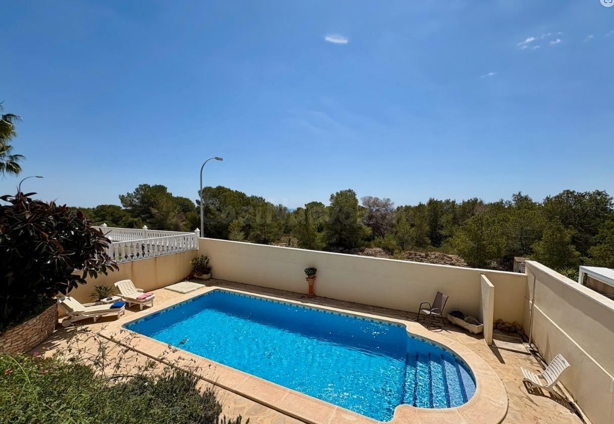 CHALET DE 2 DORMITORIOS Y 2 BAÑOS EN VILLAMARTÍN - RIOJA (ORIHUELA COSTA)