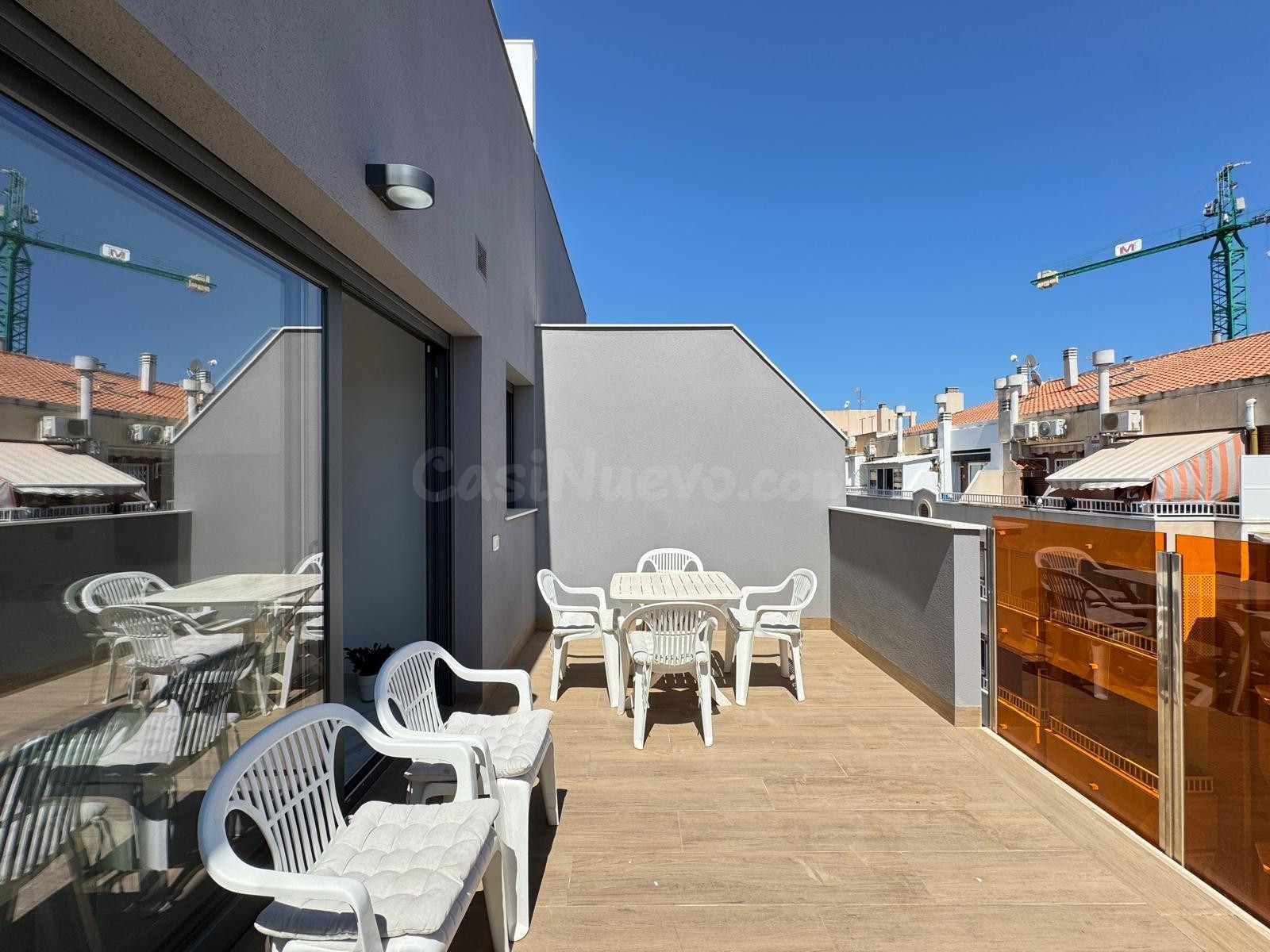 ÁTICO EN TORREVIEJA 2 DORM. 2 BAÑOS. SOLARIUM PRIVADO DE 35 M2 CON VISTAS AL MAR! PISCINA Y SAUNA! 133 M2 TOTAL! ¡PLAYA A 200 METROS!