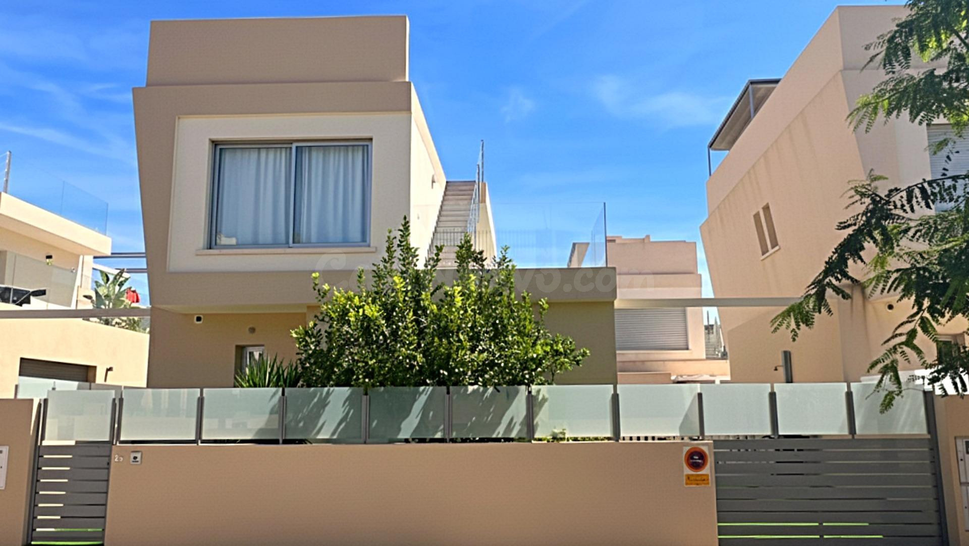 VILLA DE 3 DORMITORIOS 3 BAÑOS EN MIL PALMERAS (ORIHUELA COSTA)