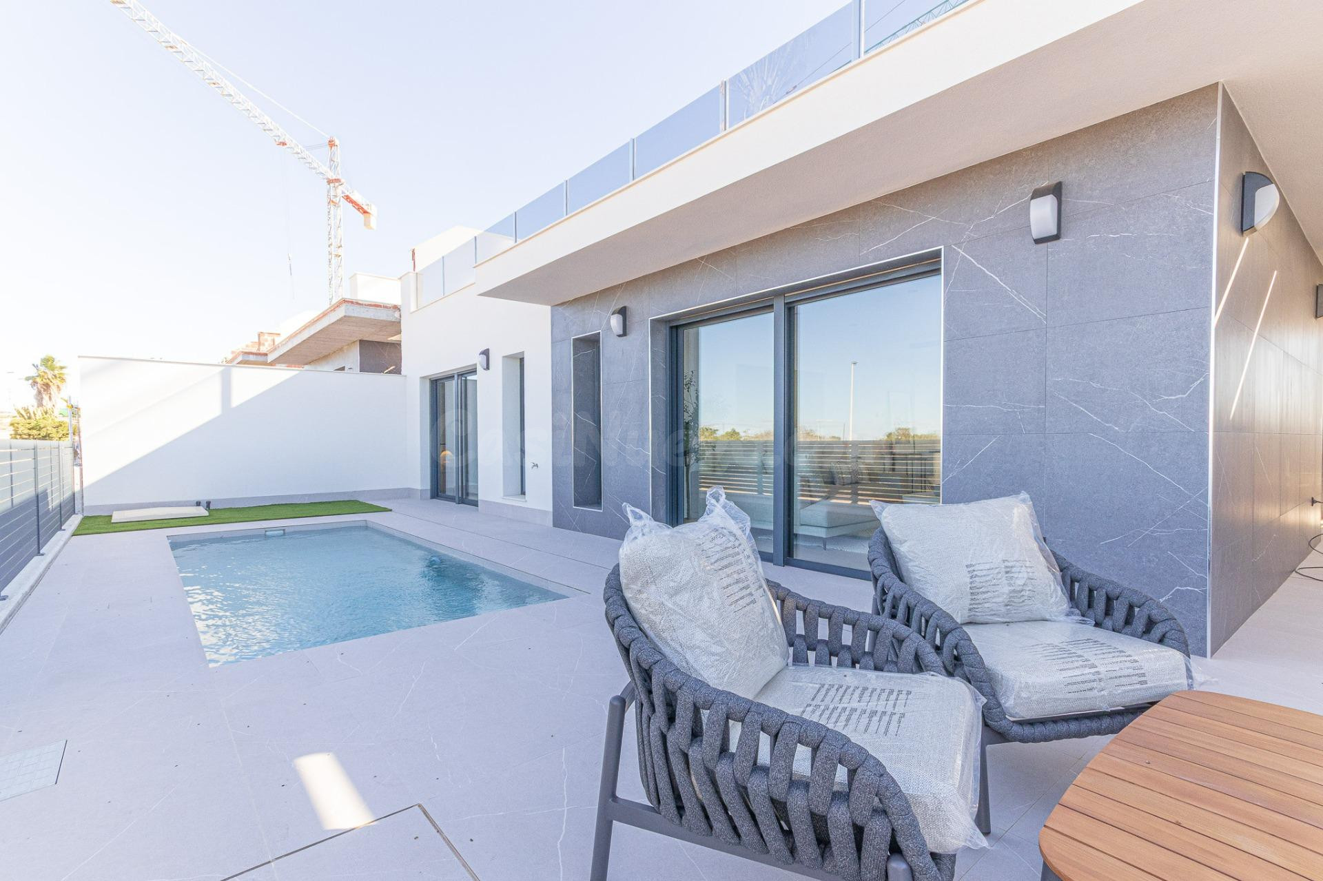 VILLA DE 3 DORMITORIOS 2 BAÑOS, PISCINA PRIVADA, GARAJE, SOLARIUM,  EN TORREVIEJA ( AGUAS NUEVOS )