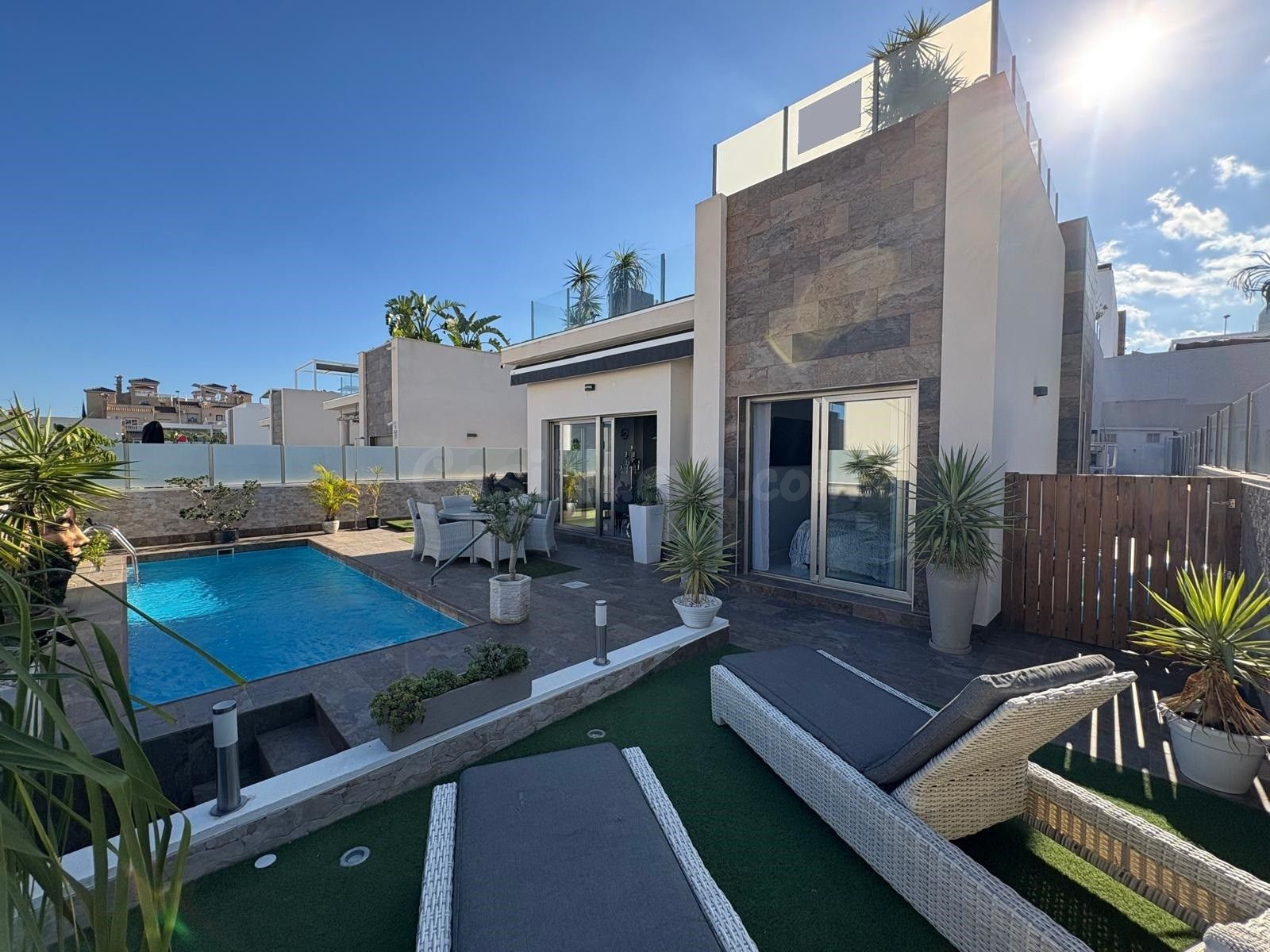 VILLA DE 4 DORMITORIOS 2 BAÑOS 1 ASEO EN VILLA MARTIN (ORIHUELA COSTA)