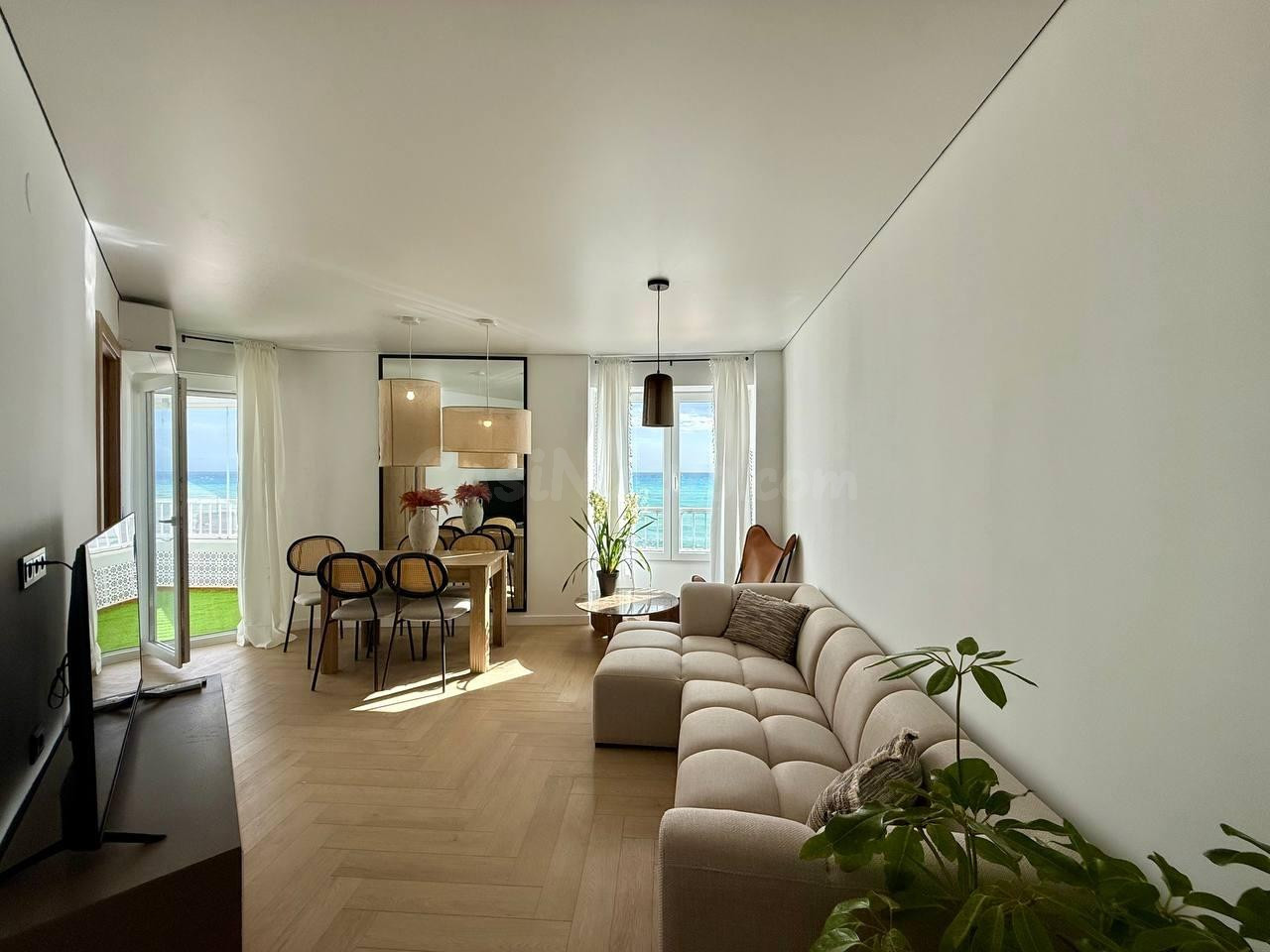 PISO EN TORREVIEJA DE 117 M2 CON VISTAS AL MAR Y REFORMA DE DISEÑO. 3 DORMITORIOS, 2 BAÑOS Y PARKING.