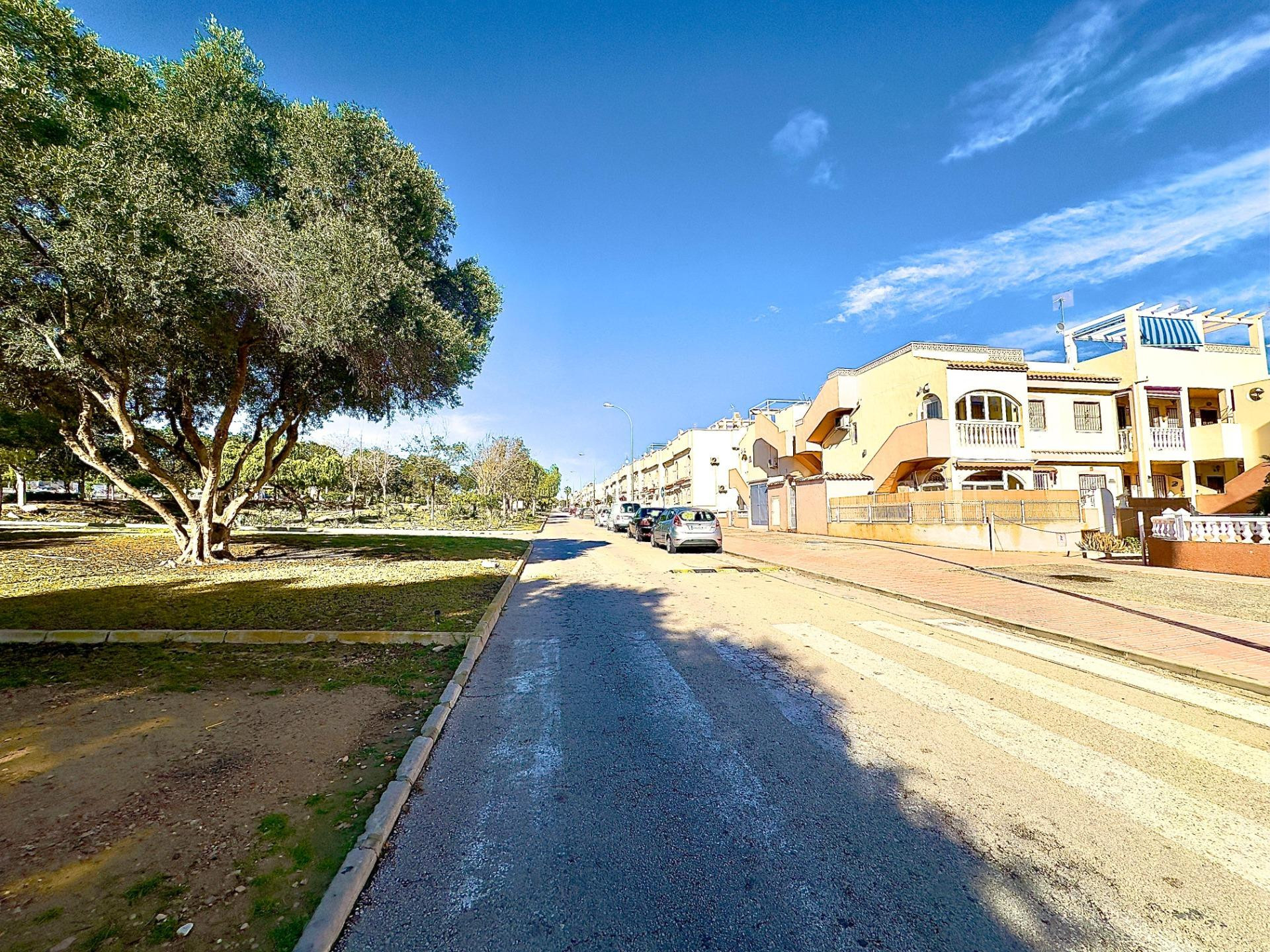 BUNGALOW DE PLANTA BAJA DE 2 DORMITORIOS 1 BAÑO EN ORIHUELA COSTA