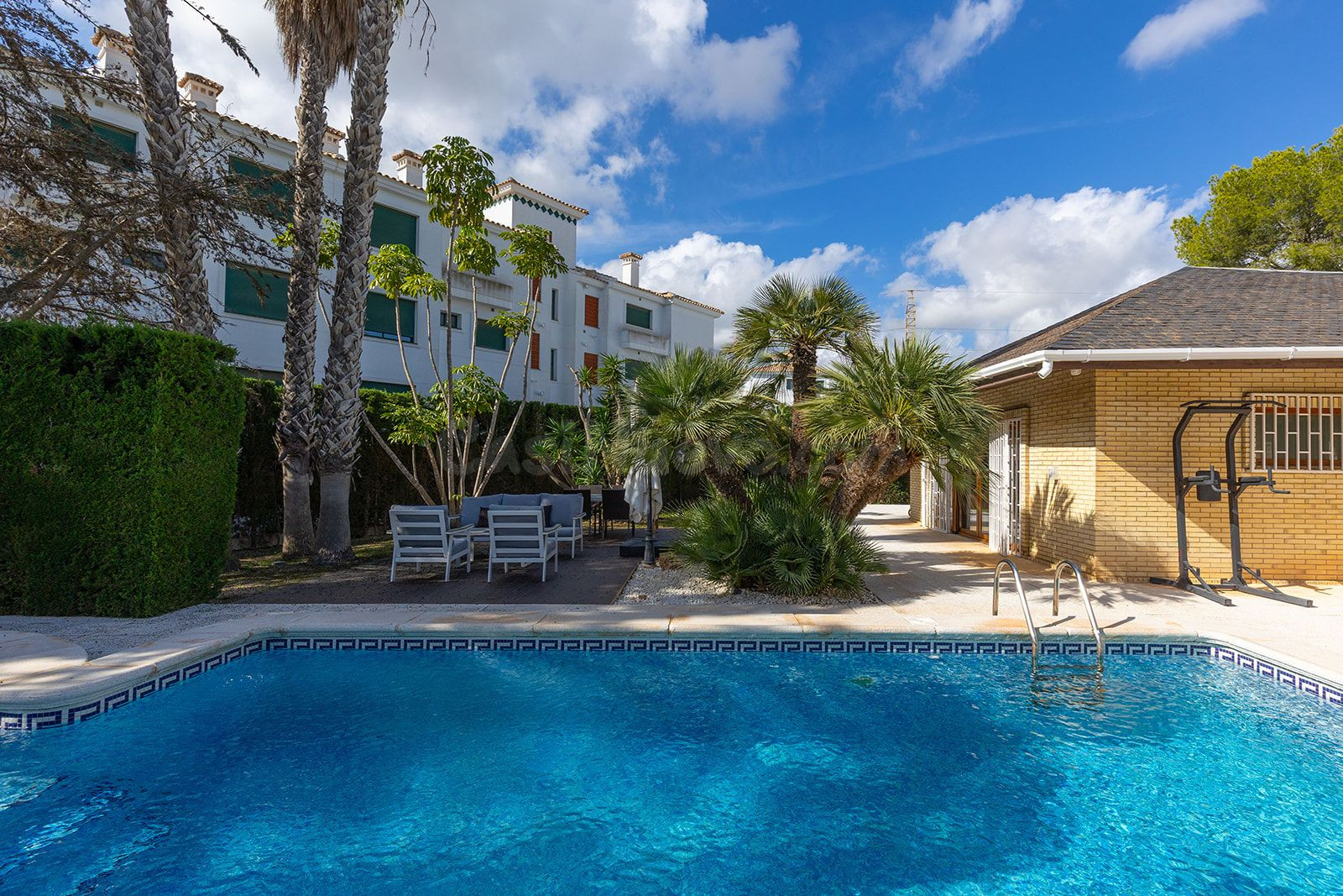 VILLA DE 5 DORMITORIOS Y 3 BAÑOS EN ORIHUELA COSTA (LAS FILIPINAS - VILLA MARTÍN)