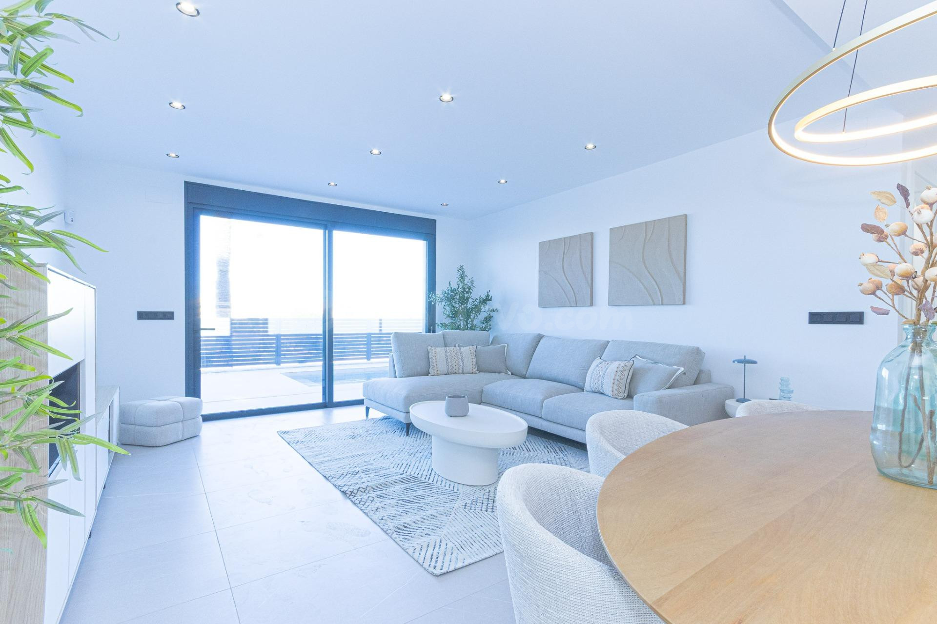 VILLA DE 3 DORMITORIOS 2 BAÑOS, PISCINA PRIVADA, GARAJE, SOLARIUM,  EN TORREVIEJA ( AGUAS NUEVOS )