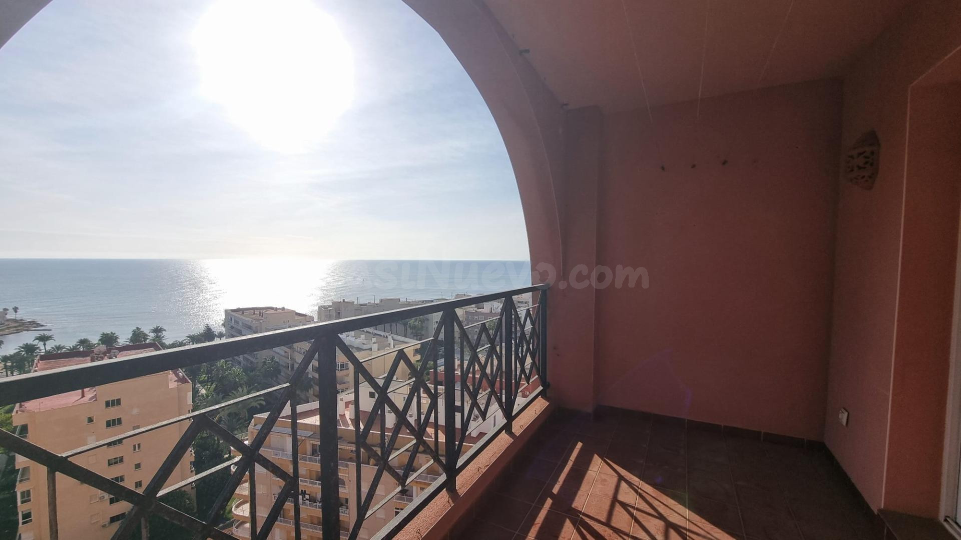 ¡Apartamento de 2 dormitorios y 2 baños en Atalayas con vistas al mar! en Torrevieja