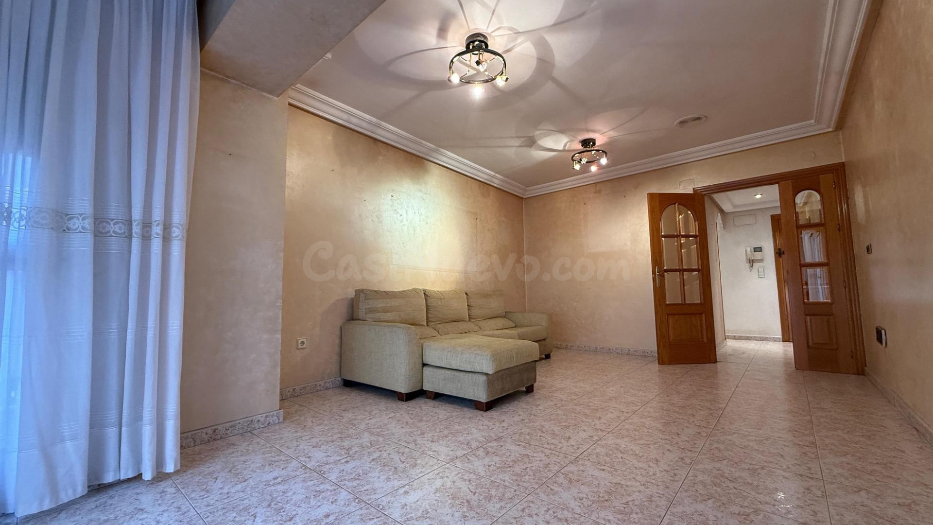 ✨ Piso de 135 m2 en pleno centro de Torrevieja, junto a la Plaza de la Constitución – Amplio, luminoso y con infinitas posibilidades ✨