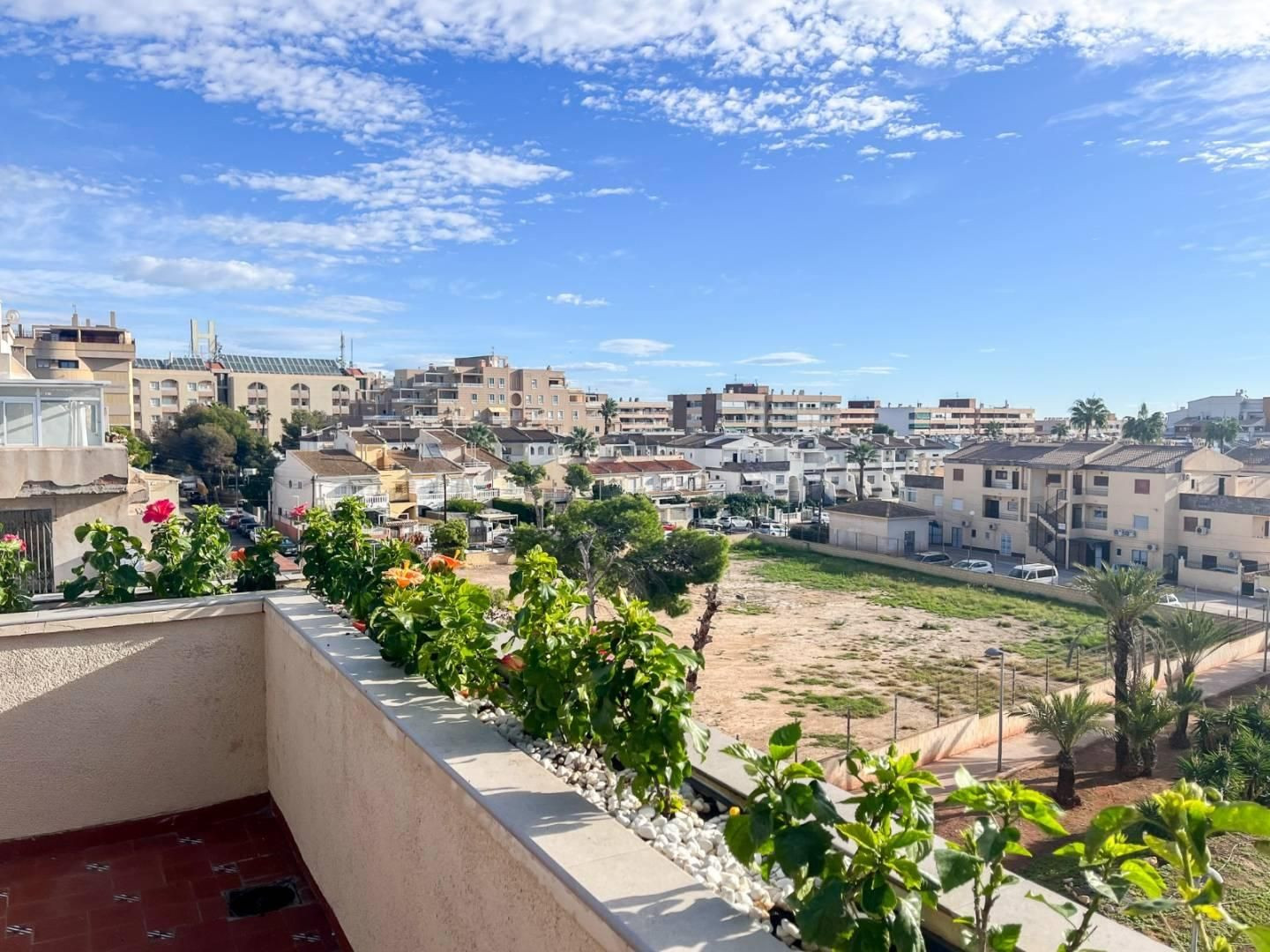 🌅 Exclusivo ático en Punta Prima con amplia terraza y vistas al mar (247.000 €)