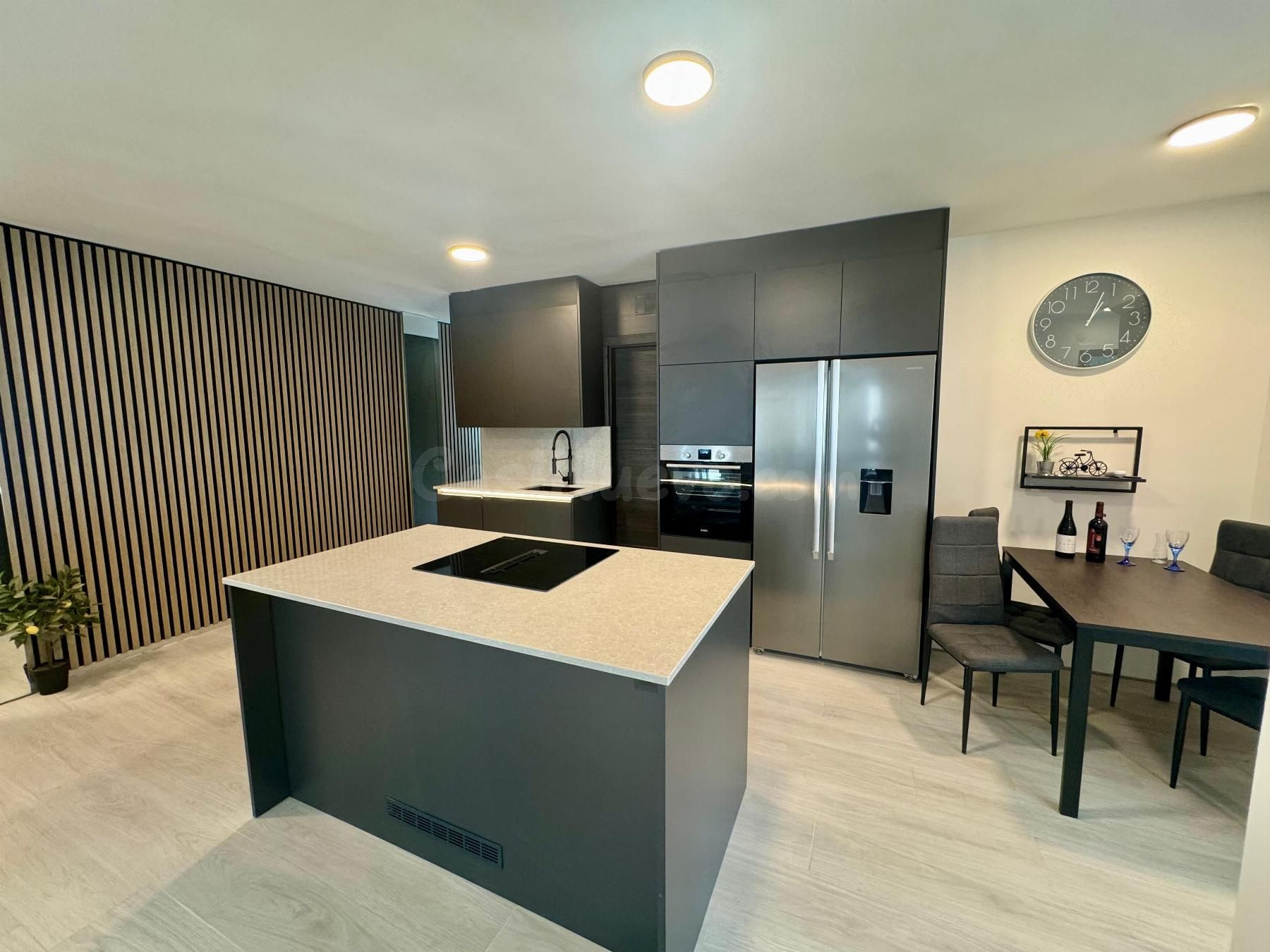 APARTAMENTO DE 3 DORMITORIOS 2 BAÑOS EN TORREVIEJA ( PASEO MARITIMO )