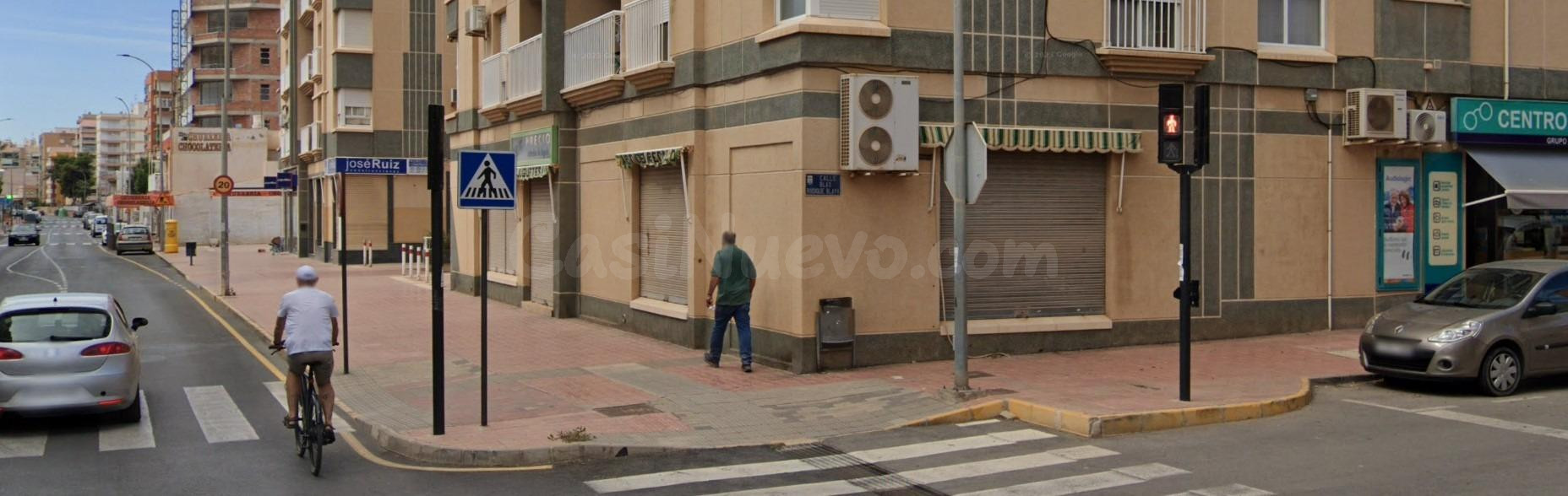 Local de 180 m2 en 2ª línea de Playa de Poniente, haciendo 2 esquinas, en zona de Las Yucas, Águilas