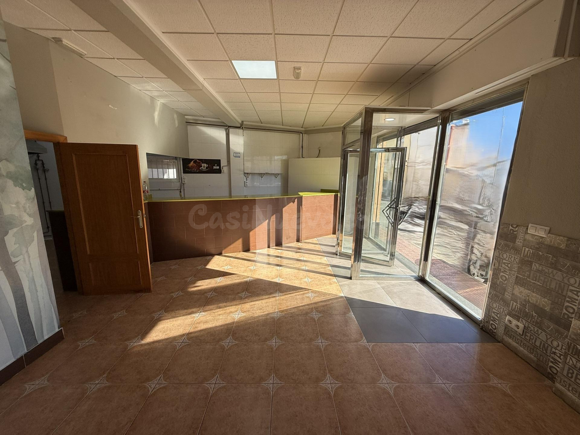 ¡Oportunidad Única en Águilas! Local Comercial Reformado 🌟