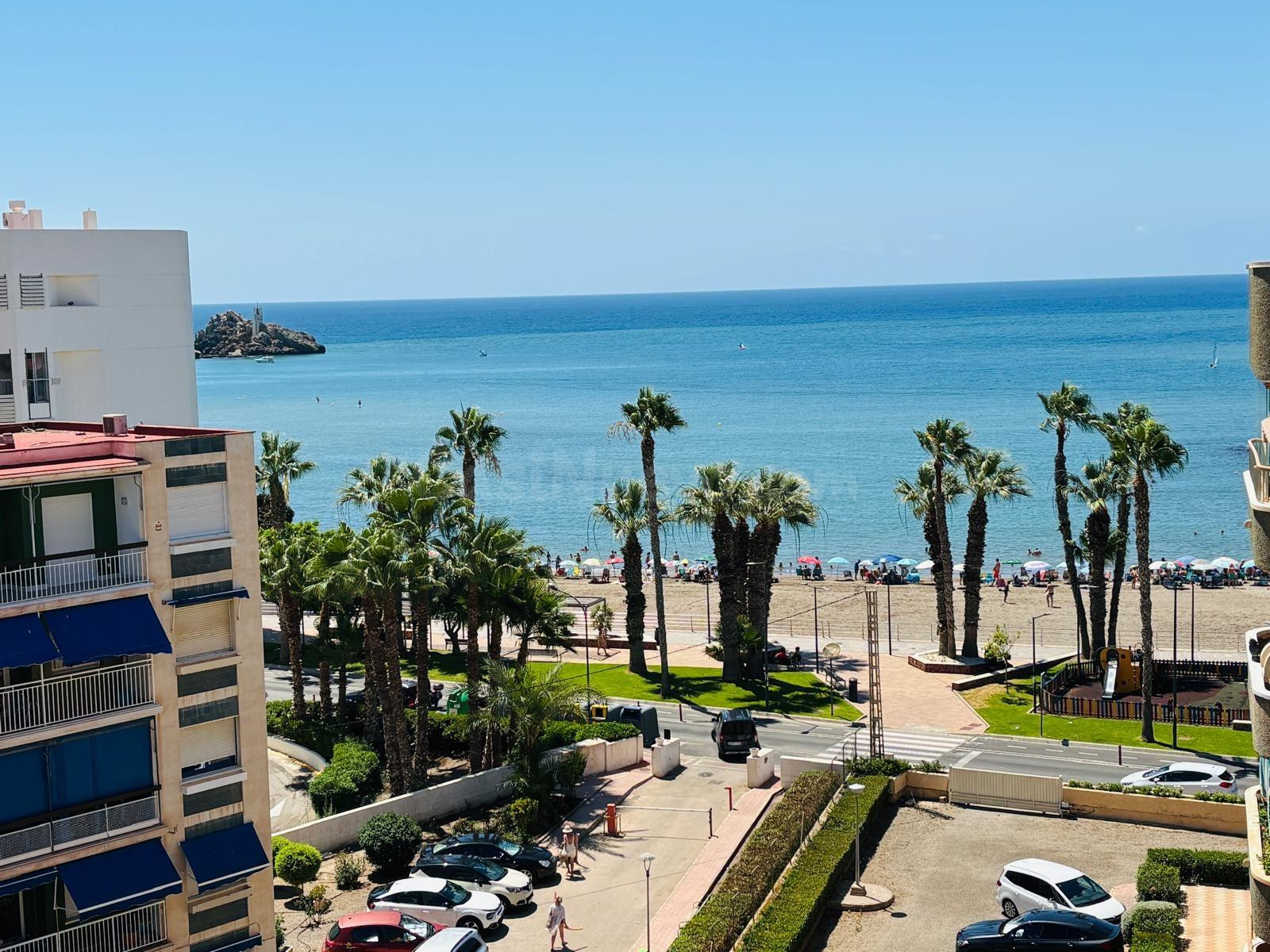¡Tu hogar en el paraíso! Piso en 1ª línea de la Playa de Las Delicias, de 3 habitaciones a pasos del mar 🌊✨en Águilas