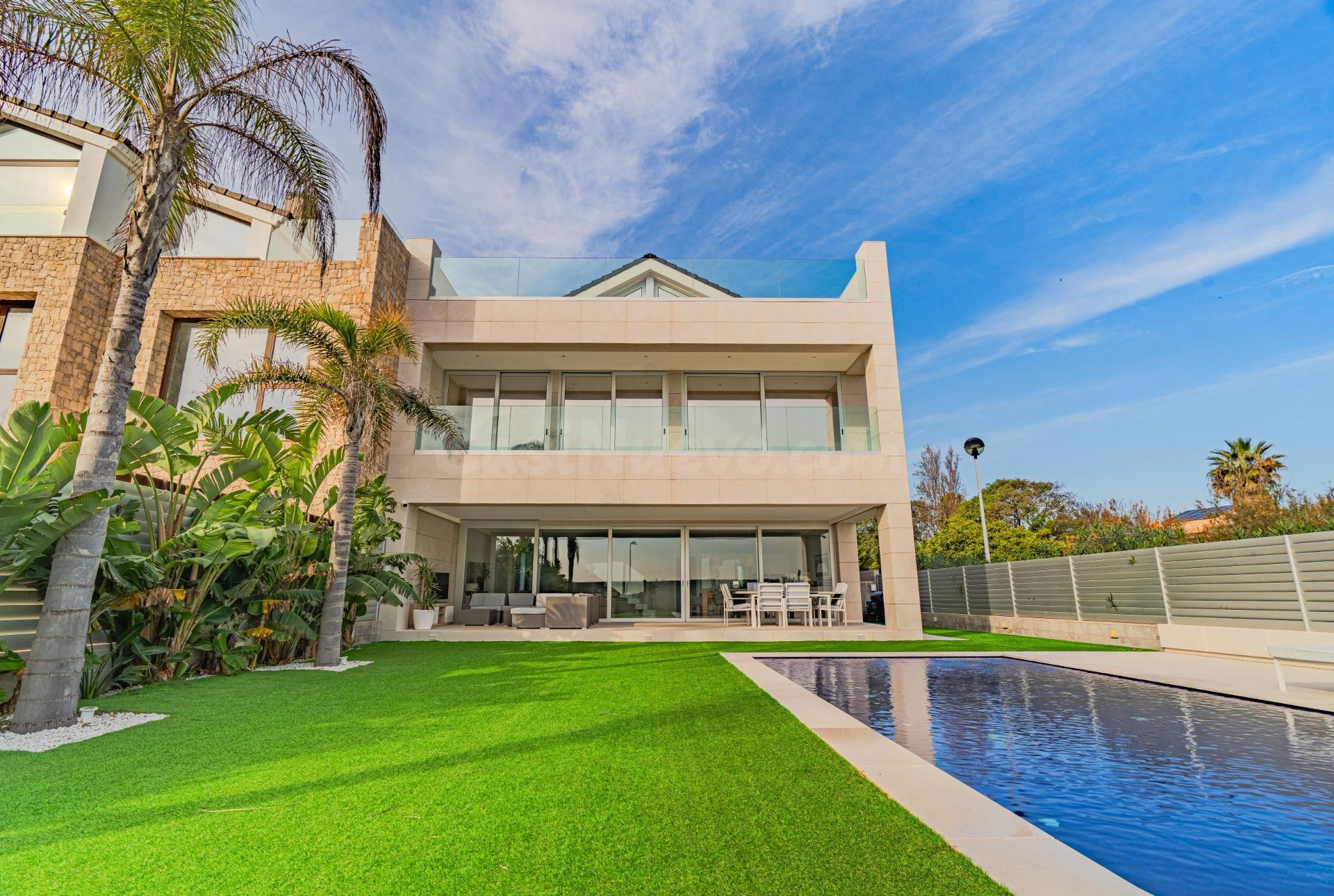 Villa de Lujo en Urb Palmera – Espacio, Estilo y Playa Privada