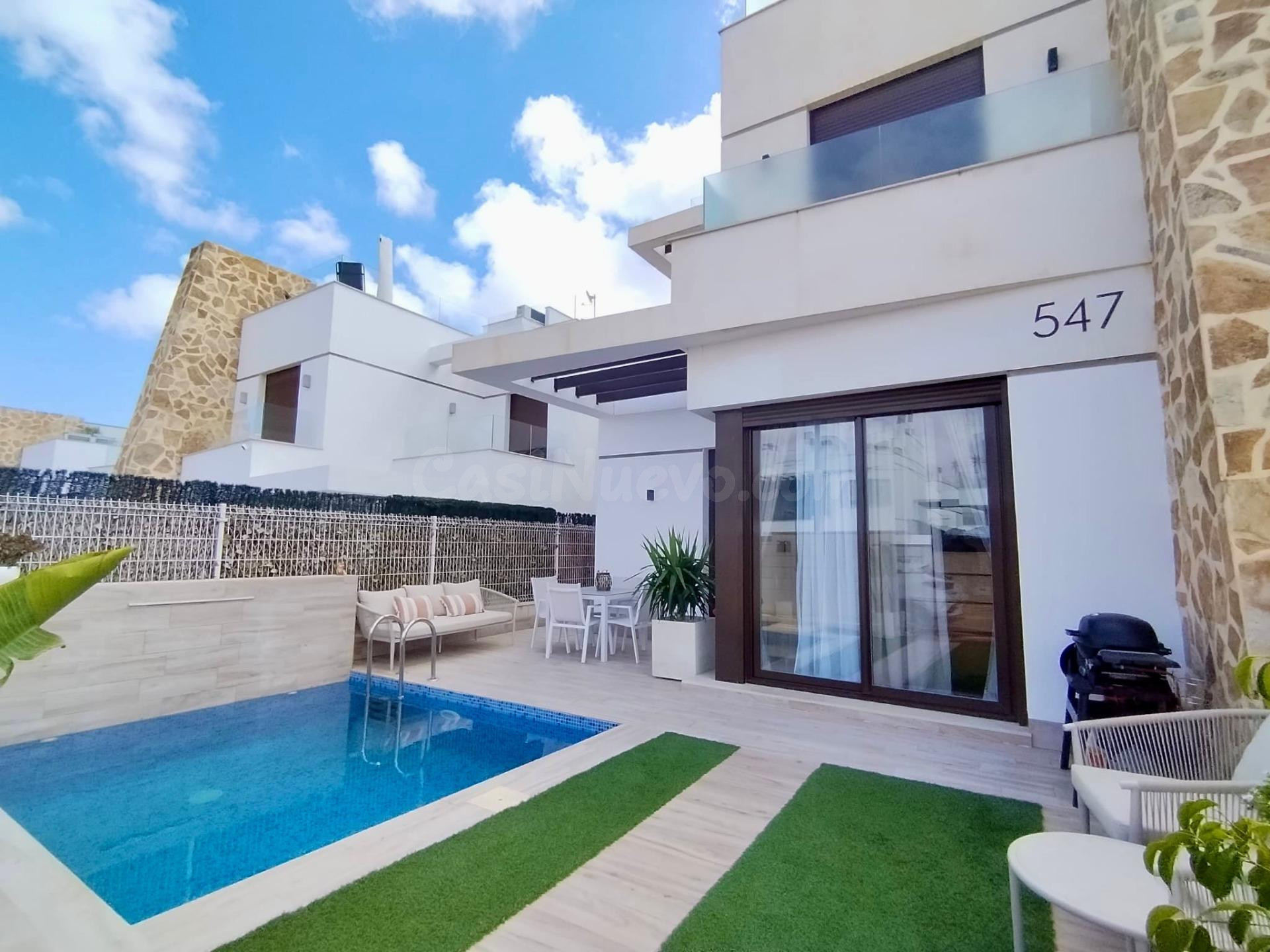 Encantadora casa de 3 dormitorios con piscina privada en Orihuela Costa