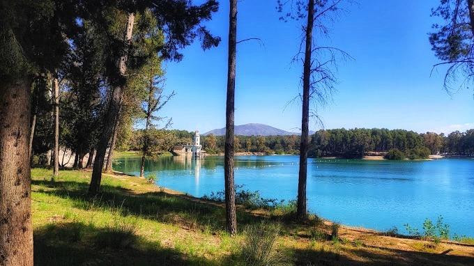 ESPECTACULAR COMPLEJO PARA EVENTOS Y RESTAURACIÓN: 32.000 M2 JUNTO AL PANTANO - GRANADA