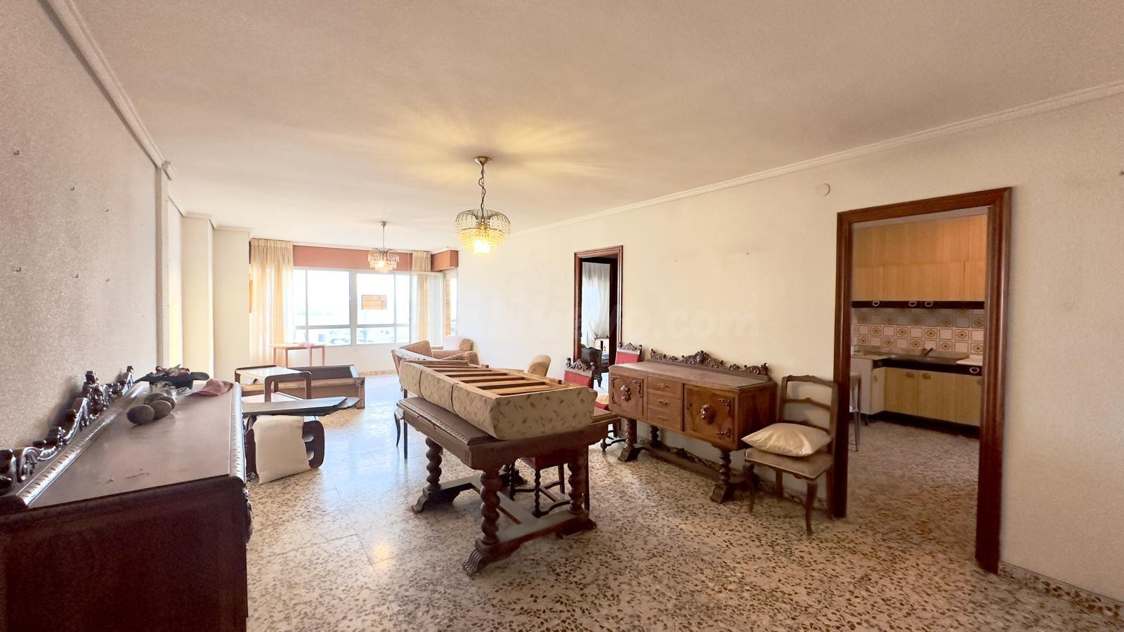 APARTAMENTO EN PRIMERA LINEA DE LA PLAYA FRENTE AL CLUB NAUTICO PARA REFORMAR CON 4 HAB 2 BAÑOS