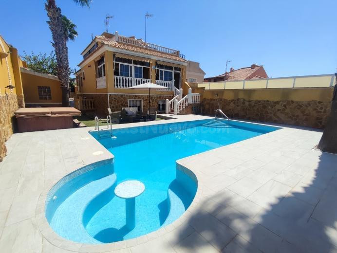 CHALET EN TORREVIEJA, ZONA AGUAS NUEVAS - OPORTUNIDAD ÚNICA