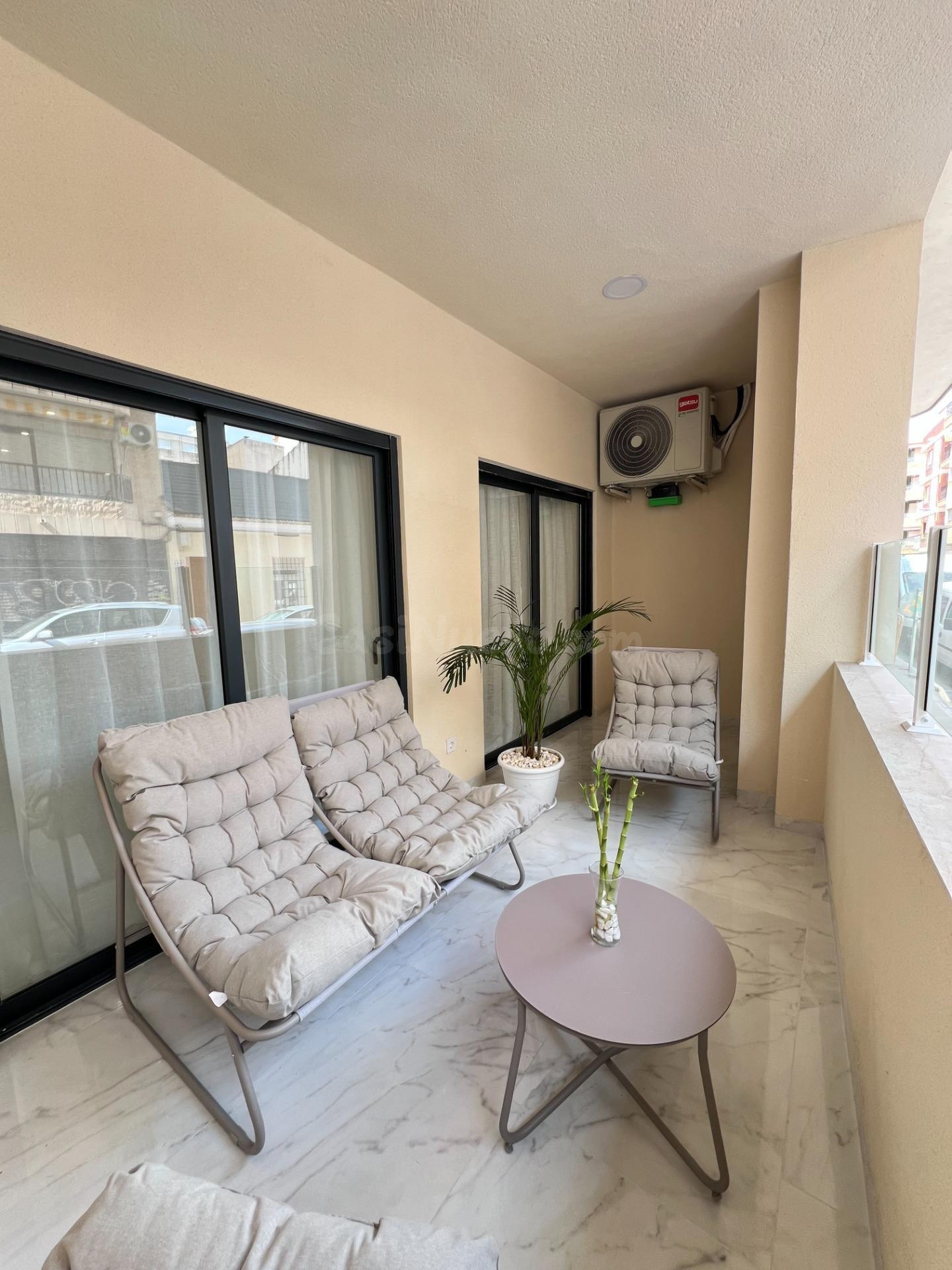 Oportunidad! Apartamento planta baja en la segunda linea,  reformado y equipado superficie 125 m2