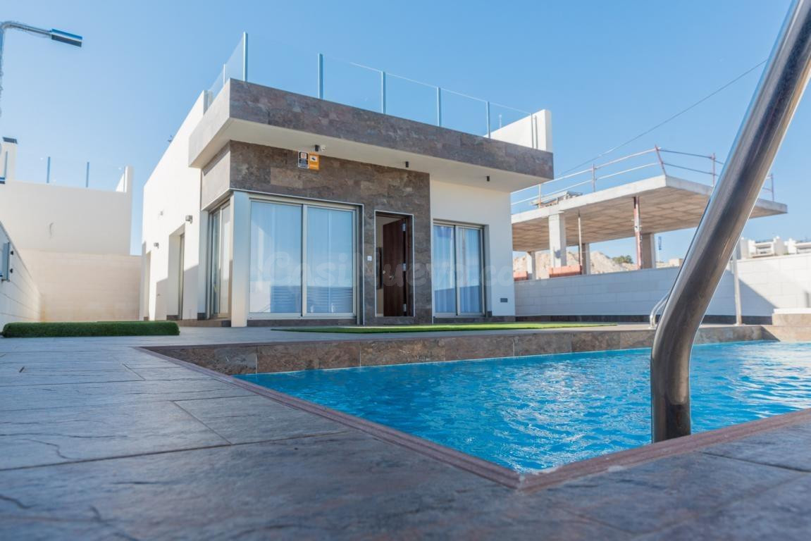 Villa contemporánea de 3 dormitorios con piscina privada y solárium en Villamartín